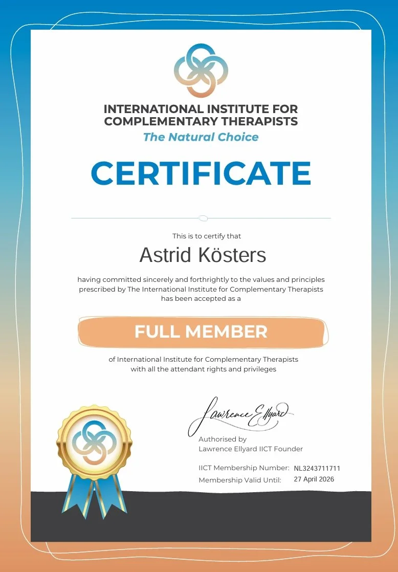 Certificaat van het International Institute for Complementary Therapists voor Astrid Kösters, geldig tot 27 april 2026, met blauwe en goudkleurige medaille en handtekening.