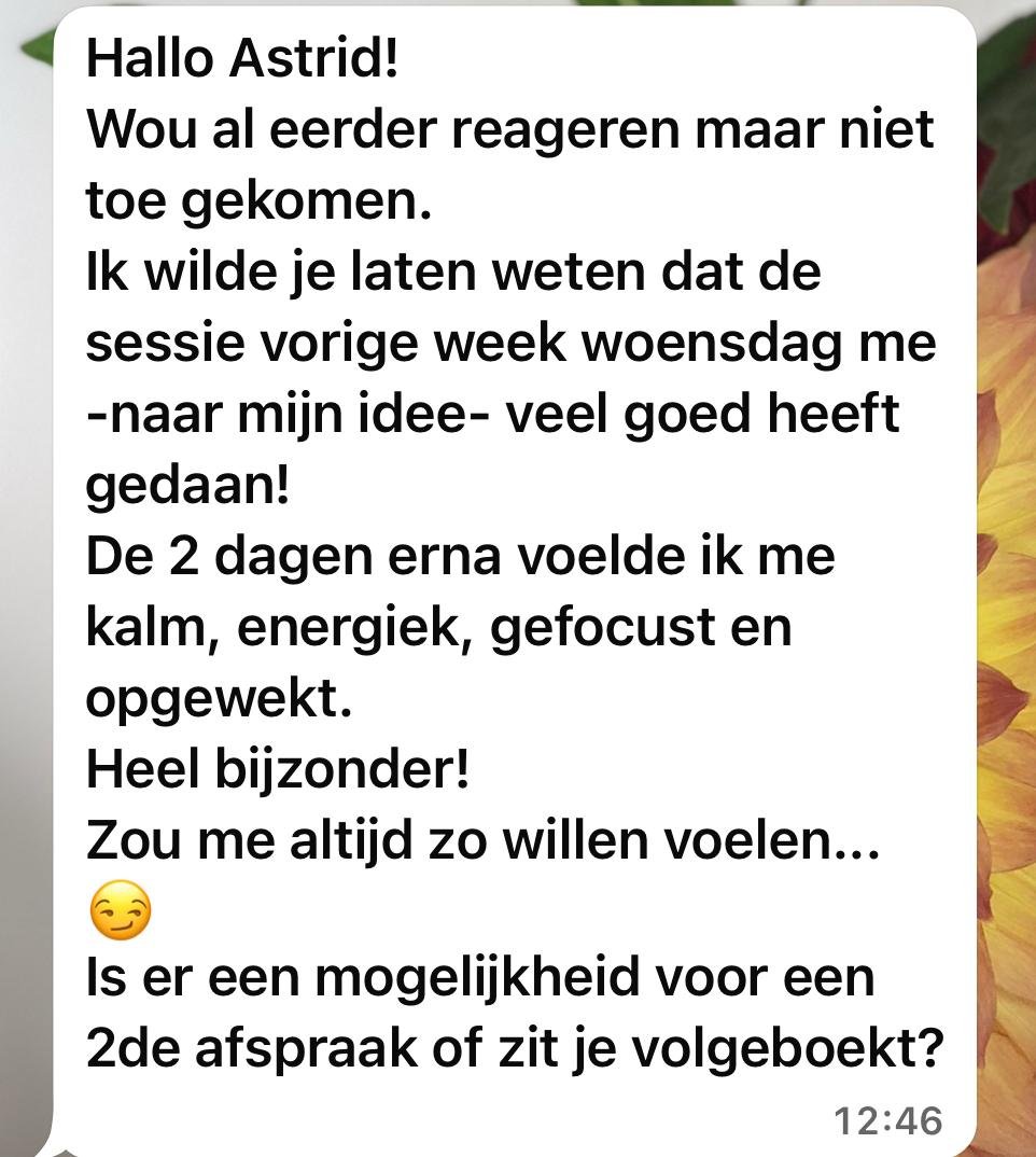 Een screenshot van een WhatsApp-bericht met een tekst waarin iemand haar ervaringen deelt over een sessie, haar kalmte, energie en focus beschrijft, en vraagt naar een tweede afspraak.