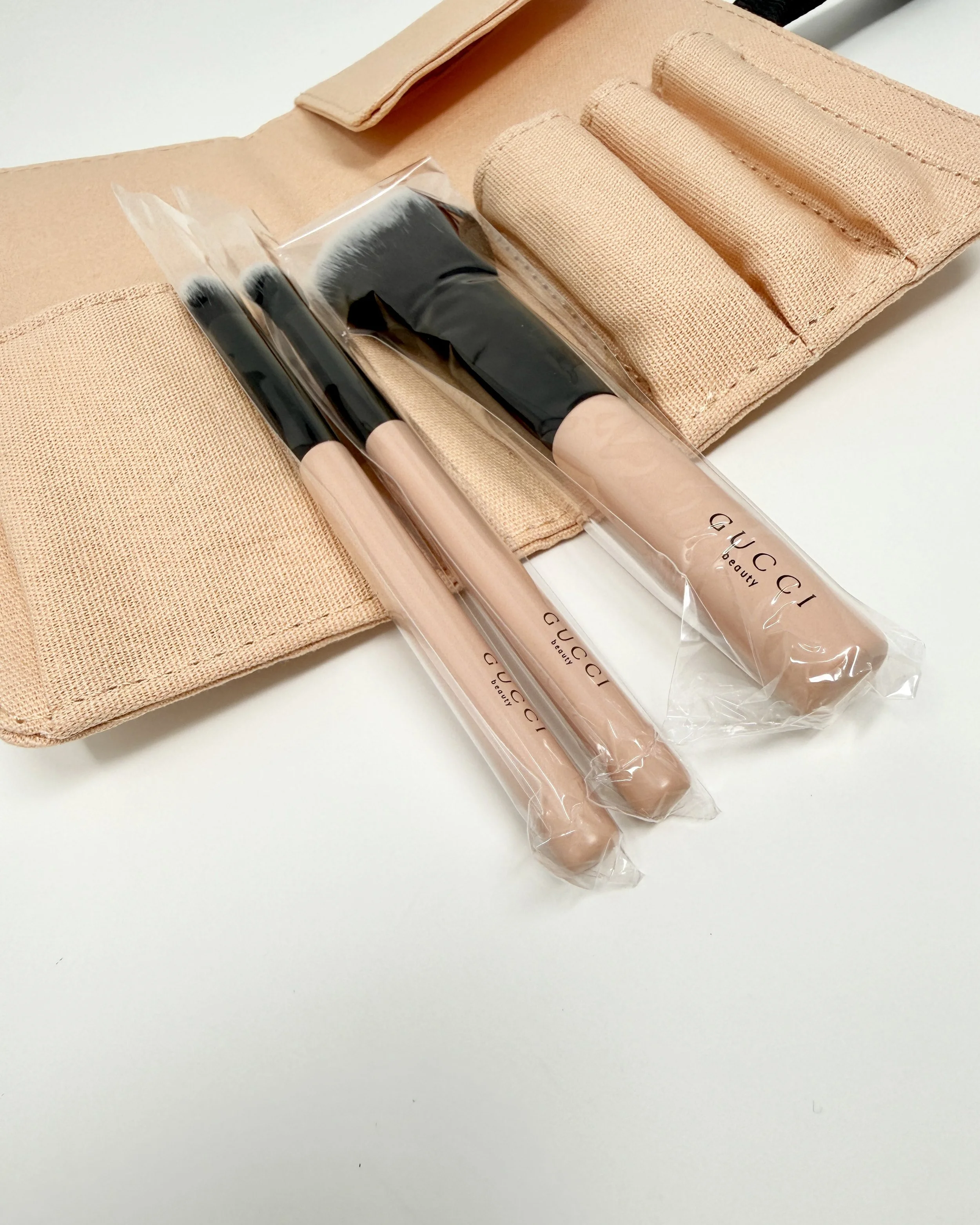 Gucci Beauty Makeup Brush Set of 3 with Peach Cosmetic Bag (VIP Gift)