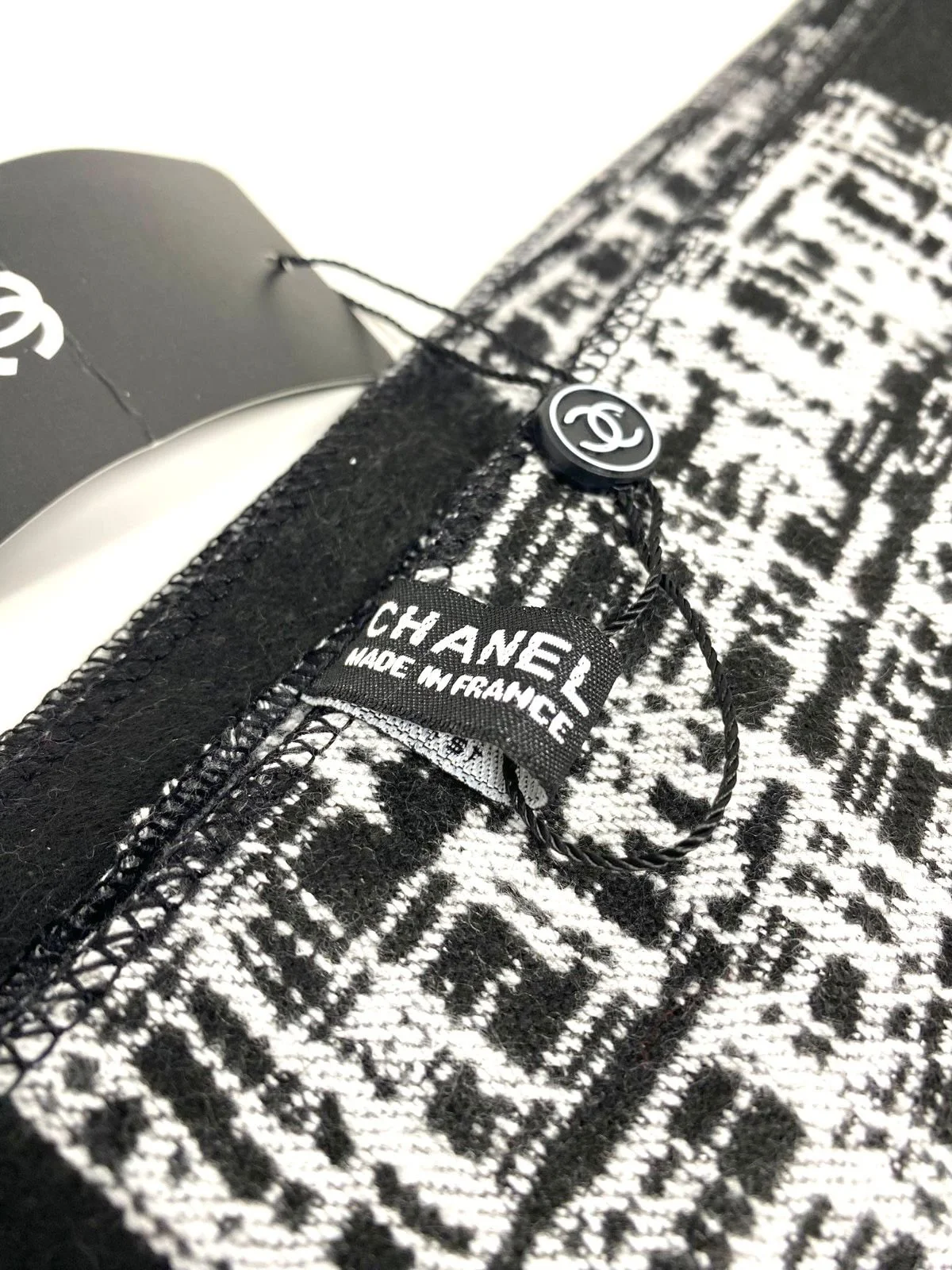Large CHANEL Black & White Cashmere-Silk Scarf – VIP Gift – Made in France – With Gift Box  (VIP Gift) 65cm x 195cm