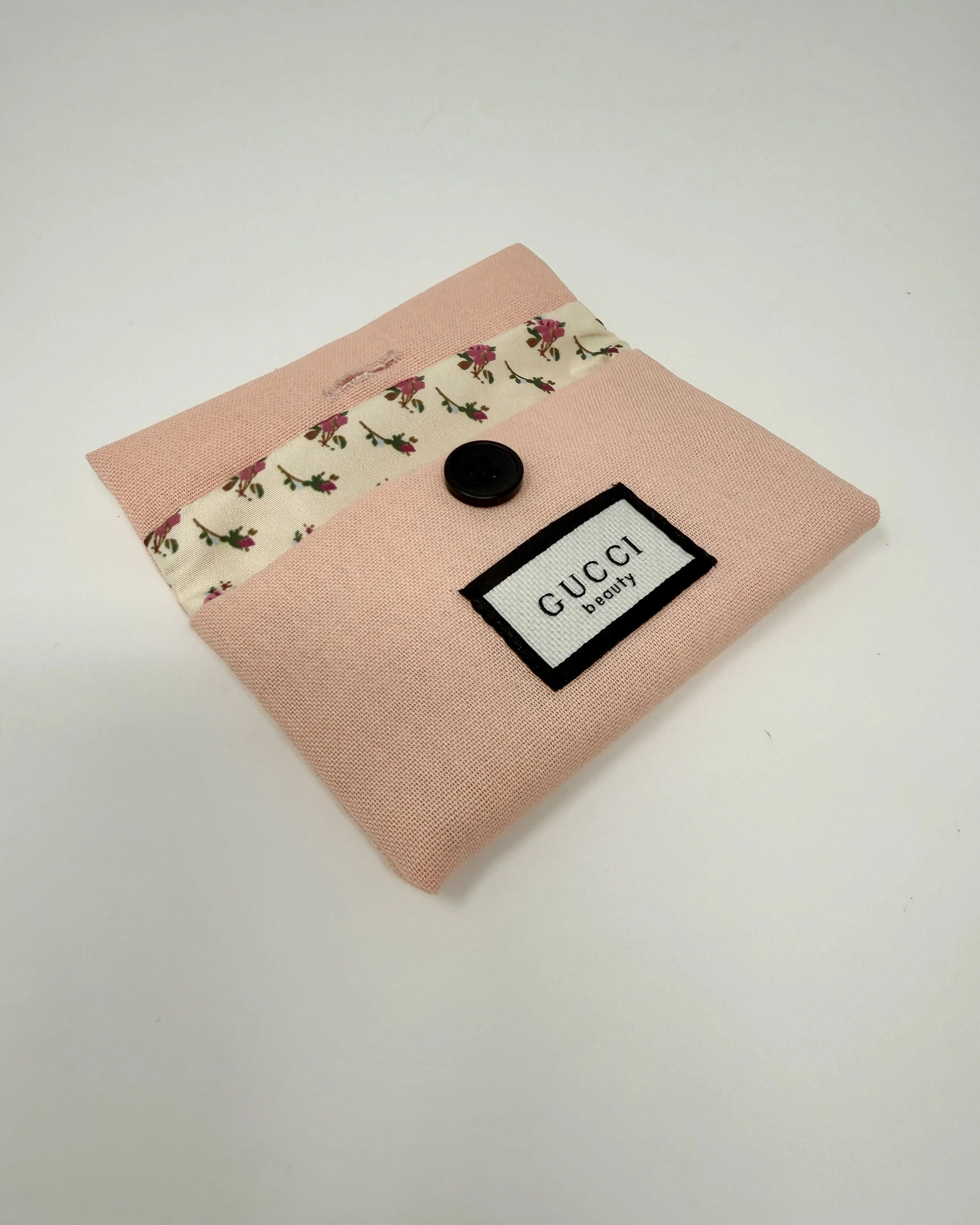 GUCCI Beauty Small Pink Wooden Comb & Logo Fabric Floral Pouch (VIP Gift)