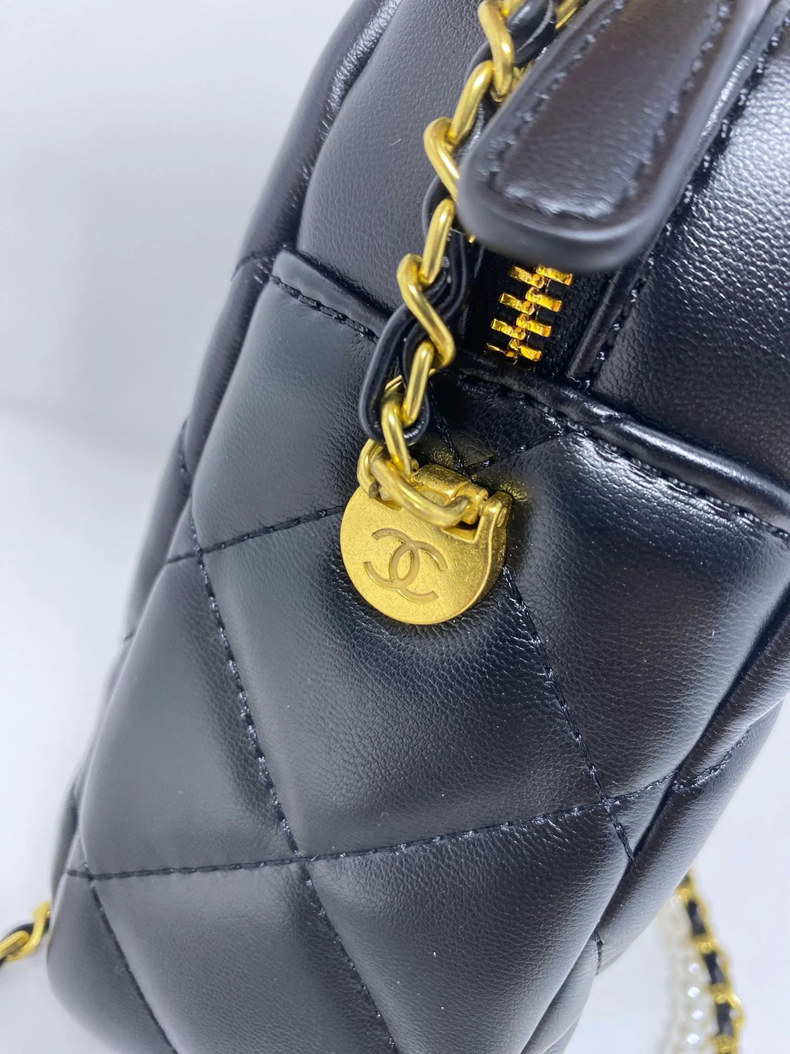 CHANEL Beauty CC Black Matelassé Quilted Makeup Bag on Chain (VIP Gift) With Logo Box, Mini Crossbody, Phone Pouch, Made in Italy