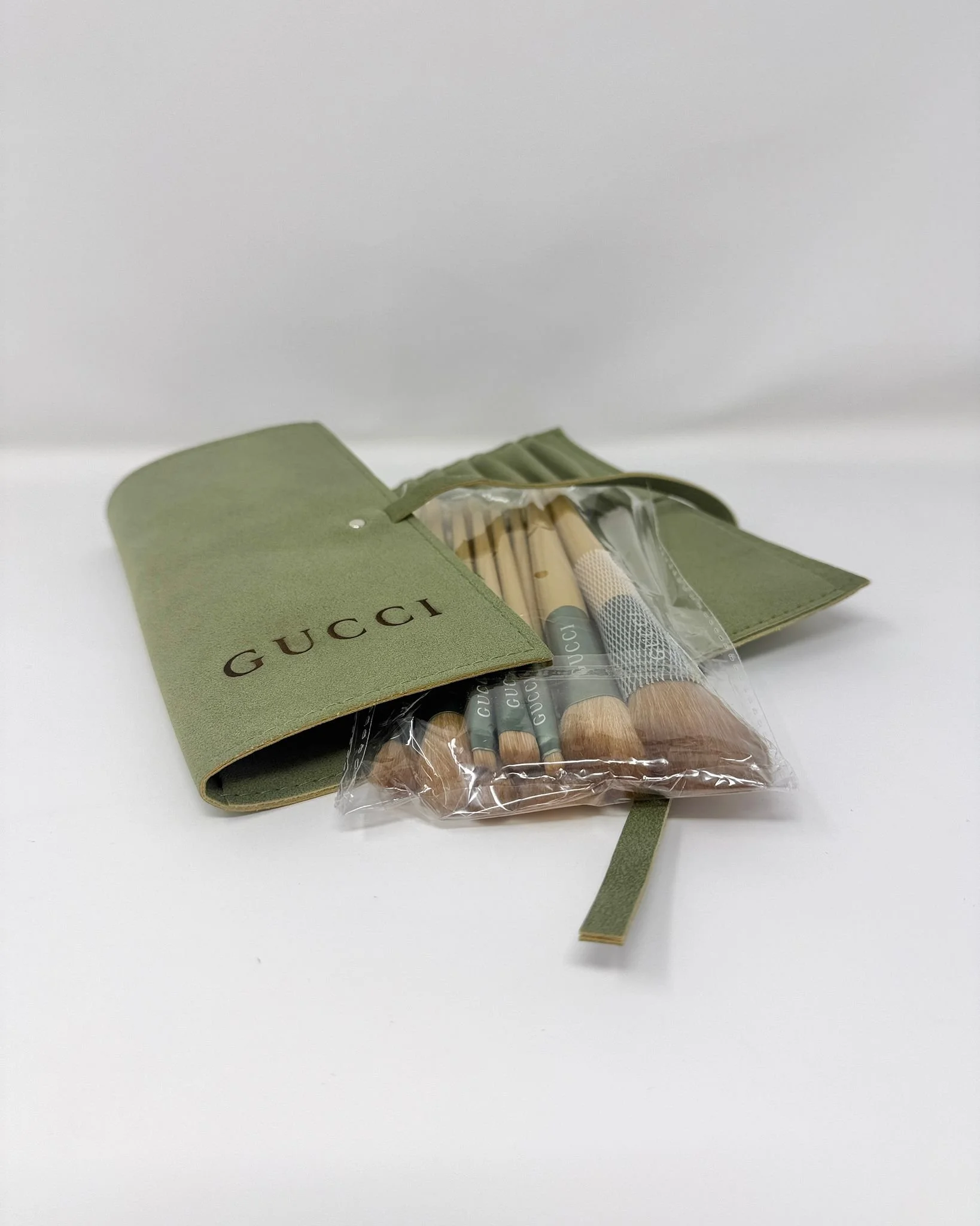Gucci Beauty Makeup Brush Set of 10 with Sage-green Cosmetic Bag (VIP Gift)