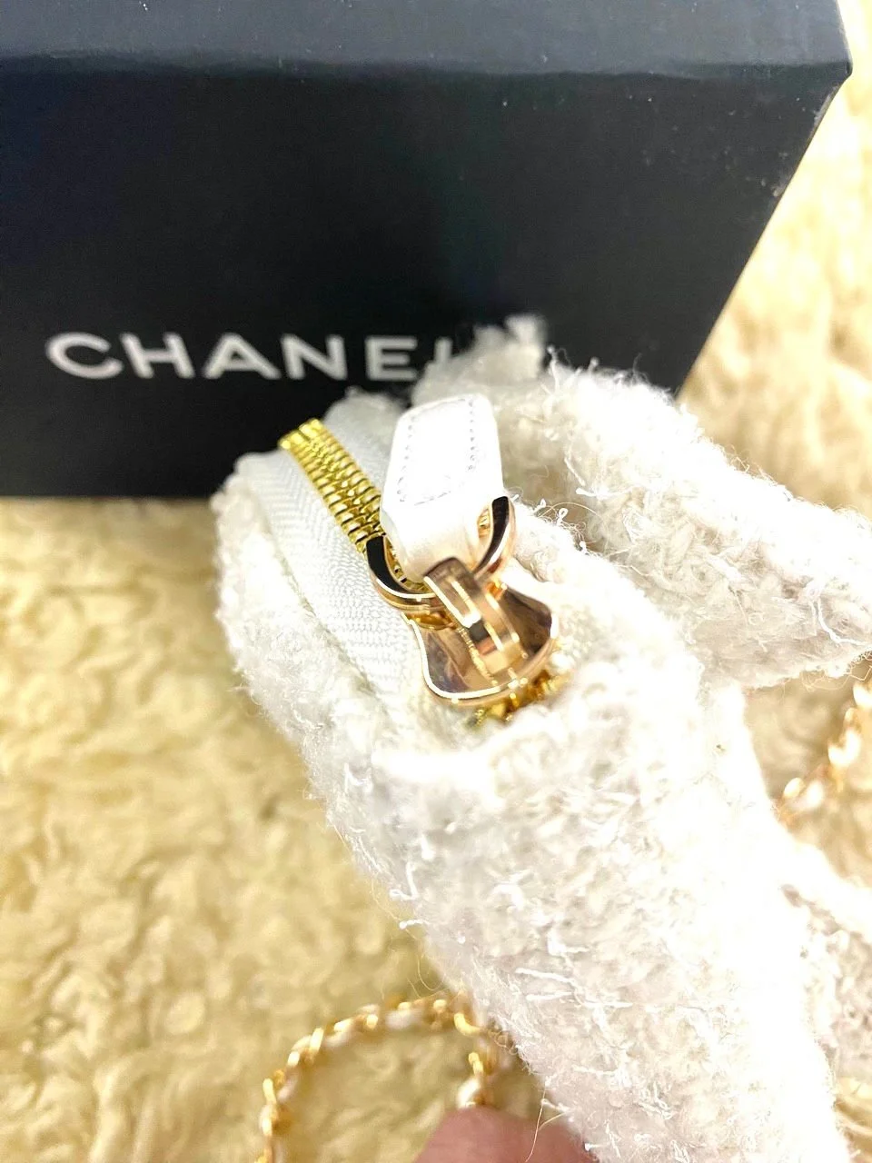 CHANEL Beauty White Tweed Mini Makeup Bag with Chain– VIP Gift with Box, Made in Italy