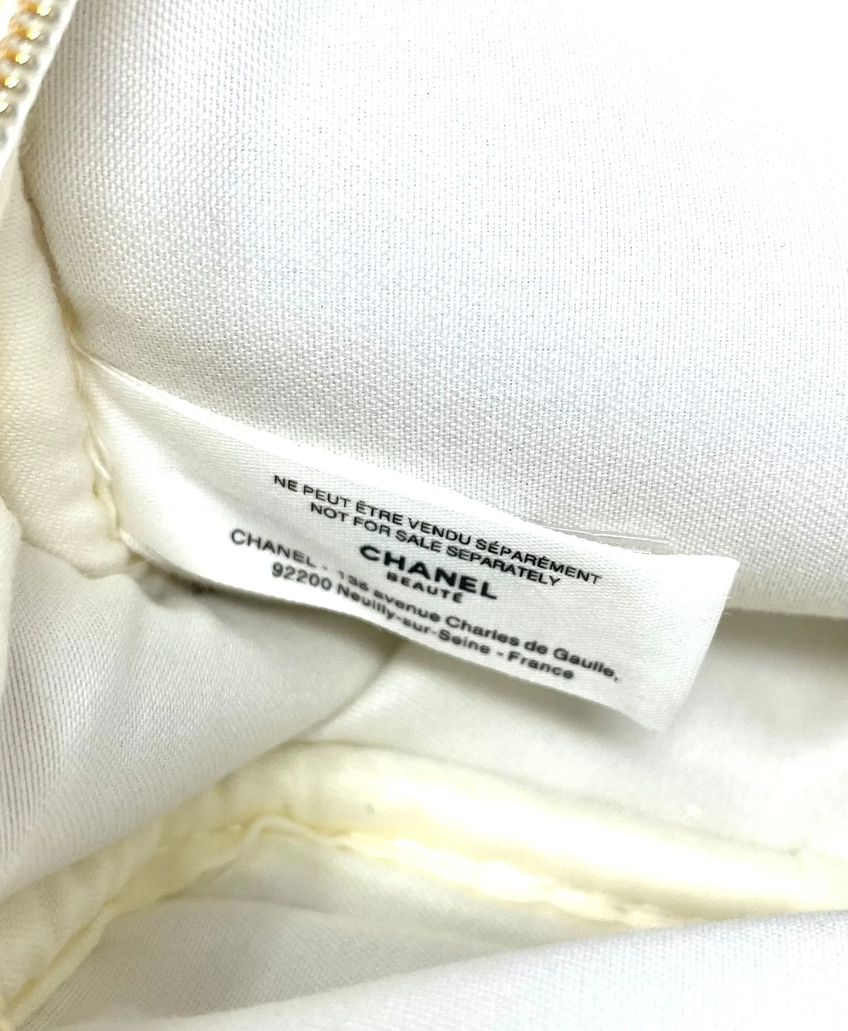 CHANEL Beauty White Tweed Makeup Bag on Chain – VIP Gift with Box