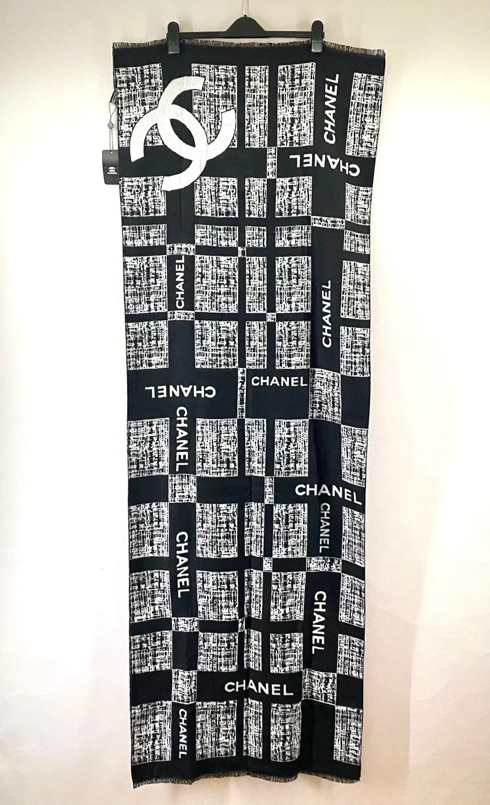 Large CHANEL Black & White Cashmere-Silk Scarf – VIP Gift – Made in France – With Gift Box  (VIP Gift) 65cm x 195cm