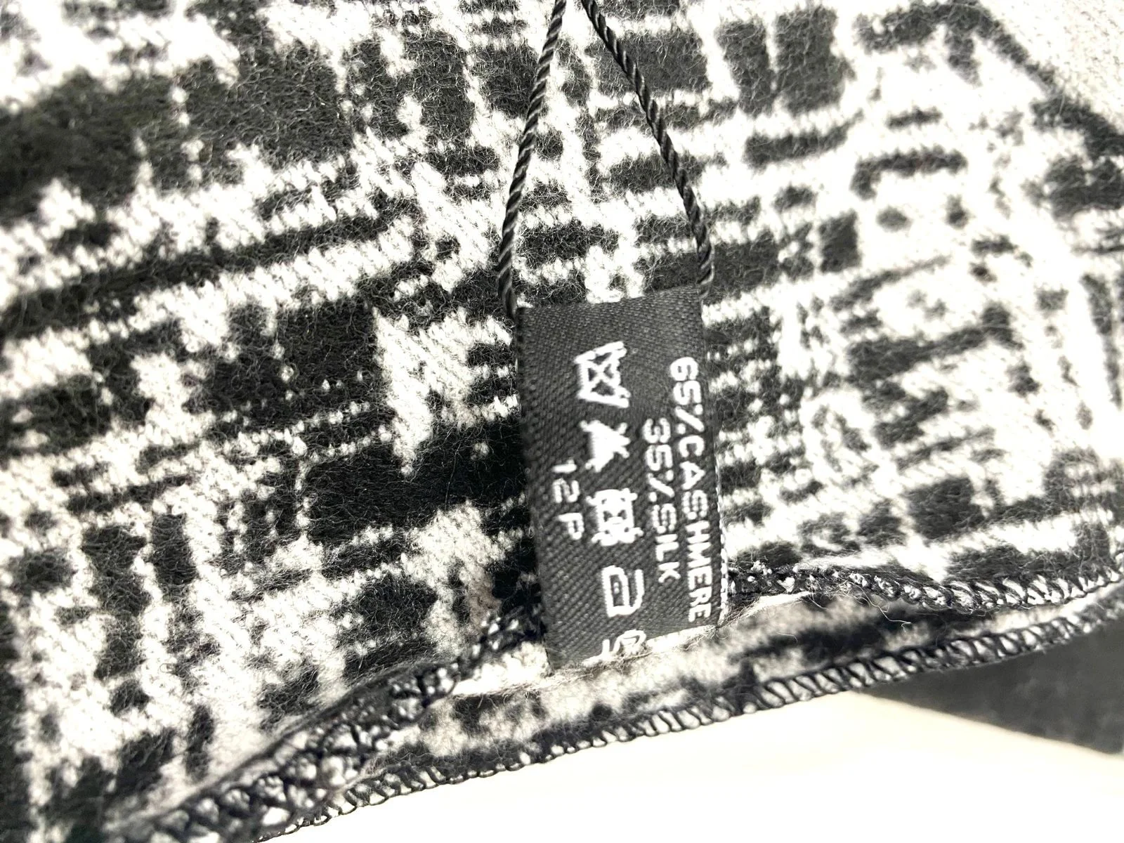 Large CHANEL Black & White Cashmere-Silk Scarf – VIP Gift – Made in France – With Gift Box  (VIP Gift) 65cm x 195cm