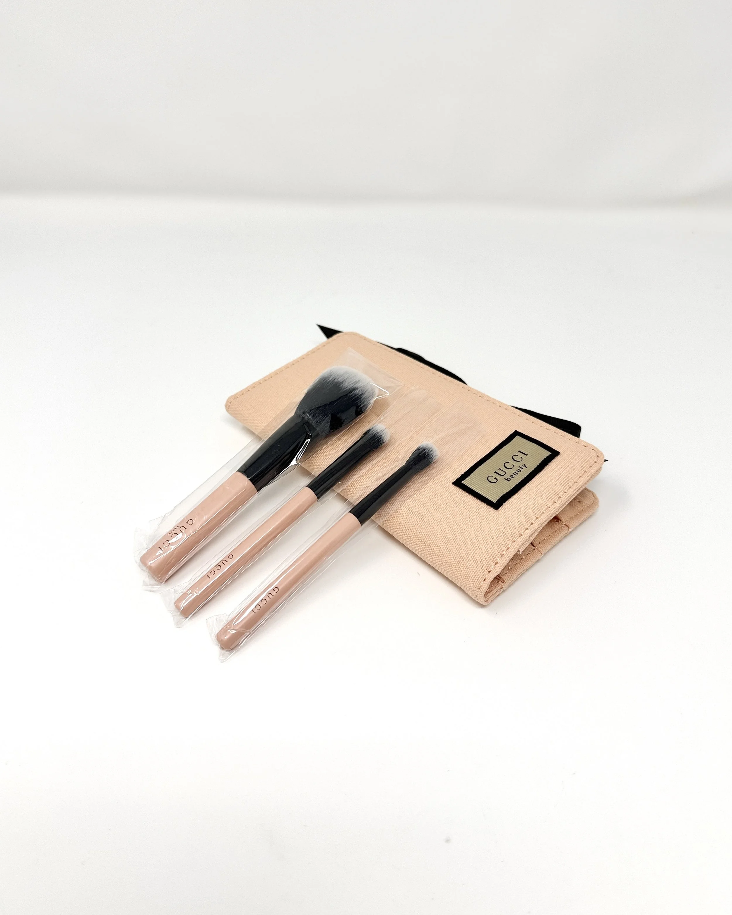 Gucci Beauty Makeup Brush Set of 3 with Peach Pink Cosmetic Bag (VIP Gift)