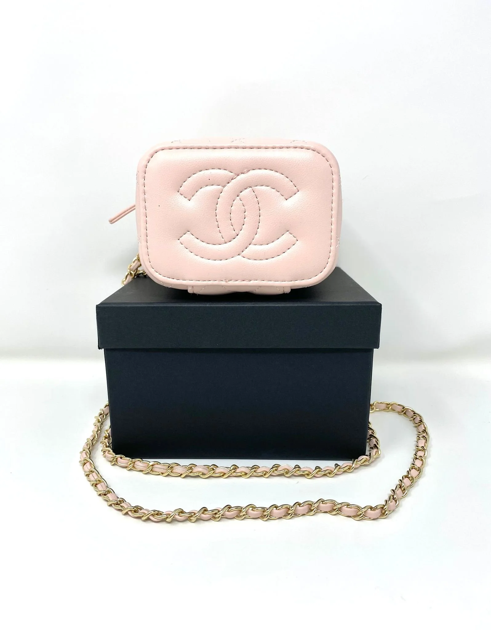 CHANEL Beauty Pink Quilted Makeup Bag with Mirror on Chain (VIP Gift) Made in Italy