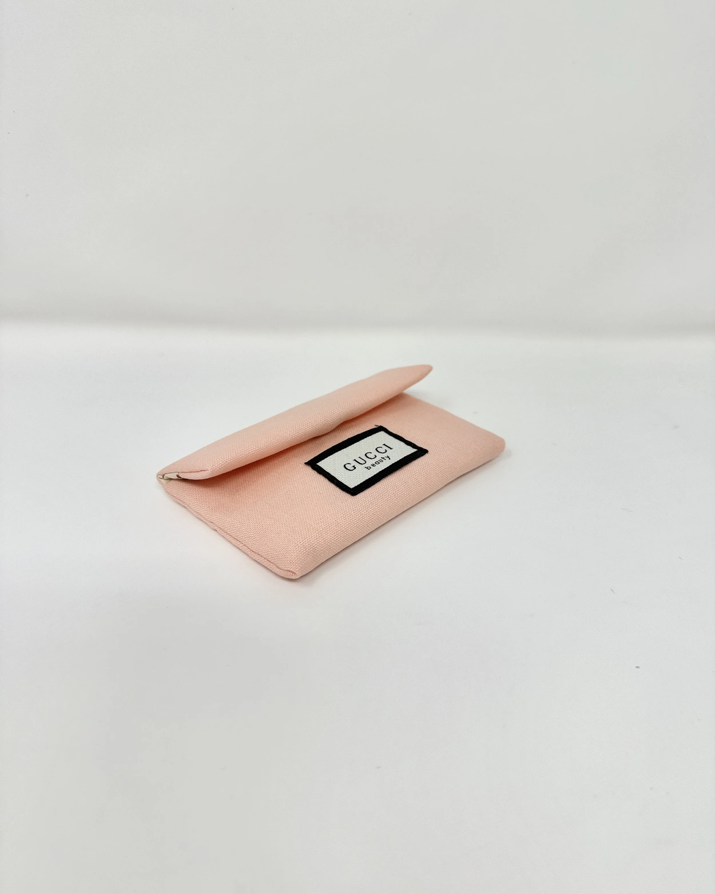 GUCCI Beauty Small Pink Wooden Comb & Logo Fabric Floral Pouch (VIP Gift)