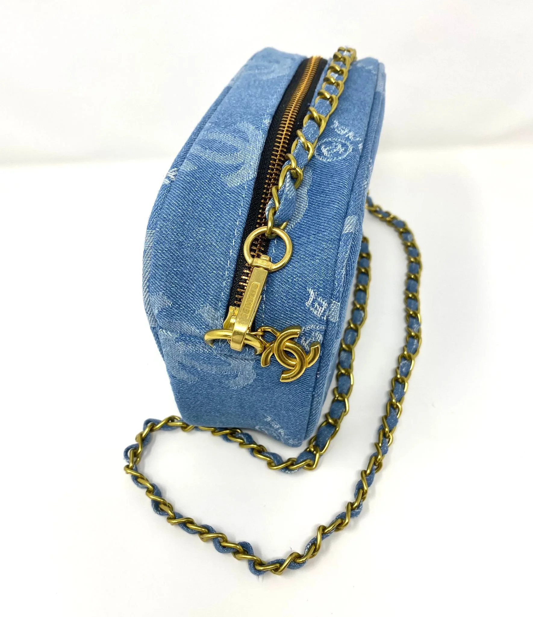 CHANEL Beauty Blue Denim Makeup Bag with Gold-toned Chain Strap (VIP Gift) Made in Italy