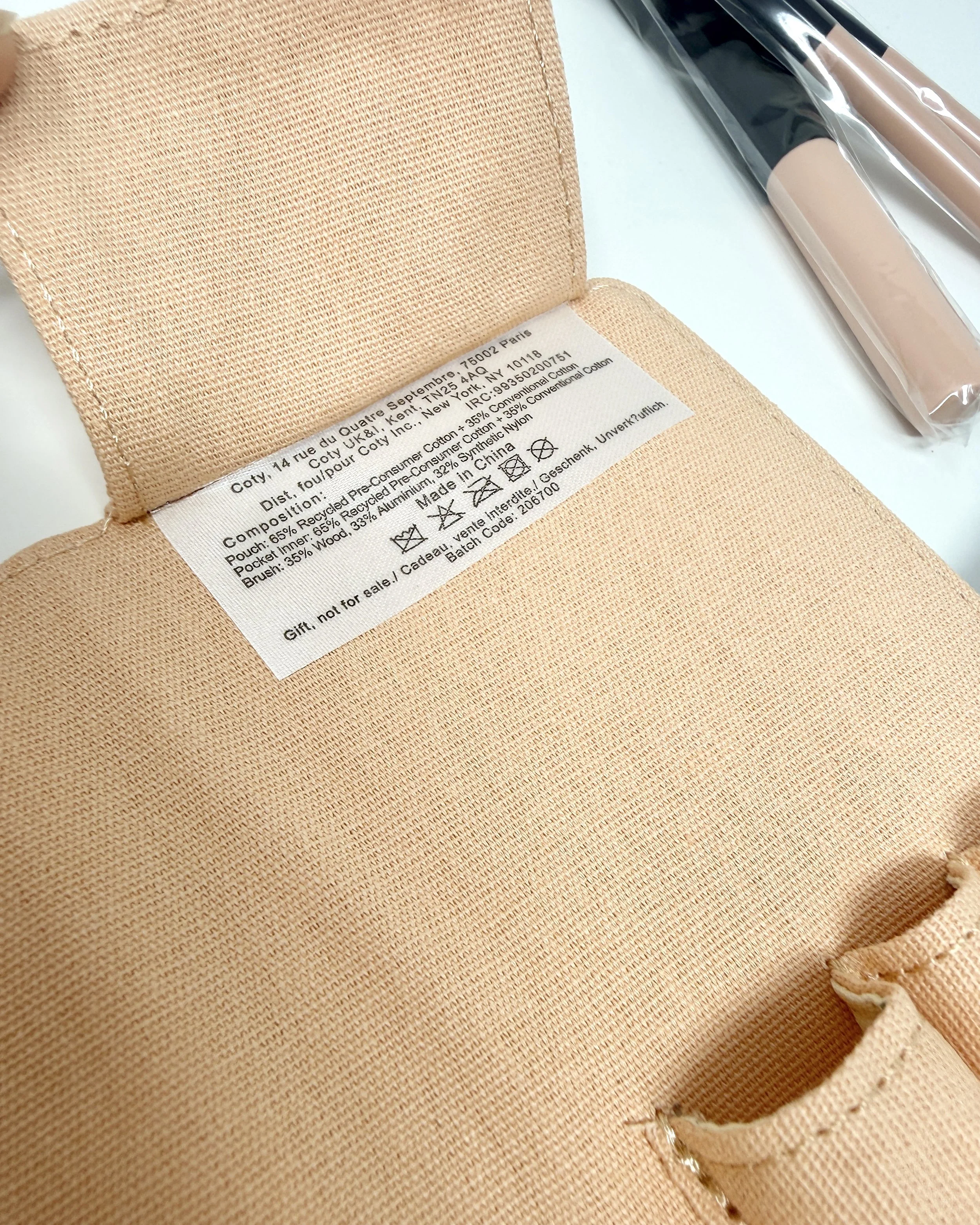 Gucci Beauty Makeup Brush Set of 3 with Peach Cosmetic Bag (VIP Gift)