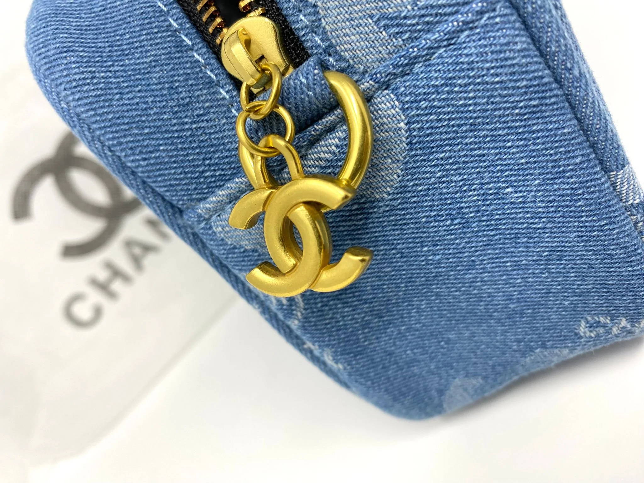 CHANEL Beauty Blue Denim Makeup Bag with Gold-toned Chain Strap (VIP Gift) Made in Italy