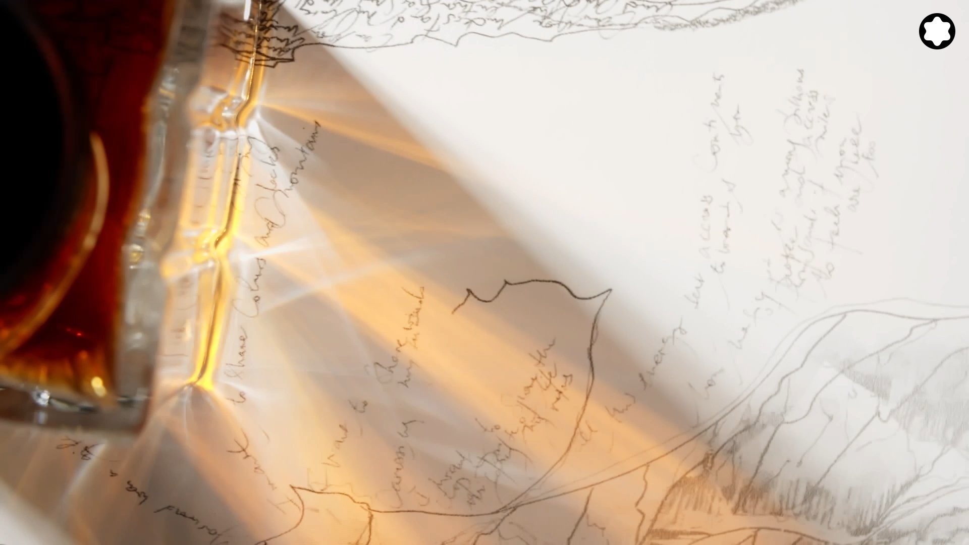 Tout au long du film, le lien se fait avec les jeux de lumière.