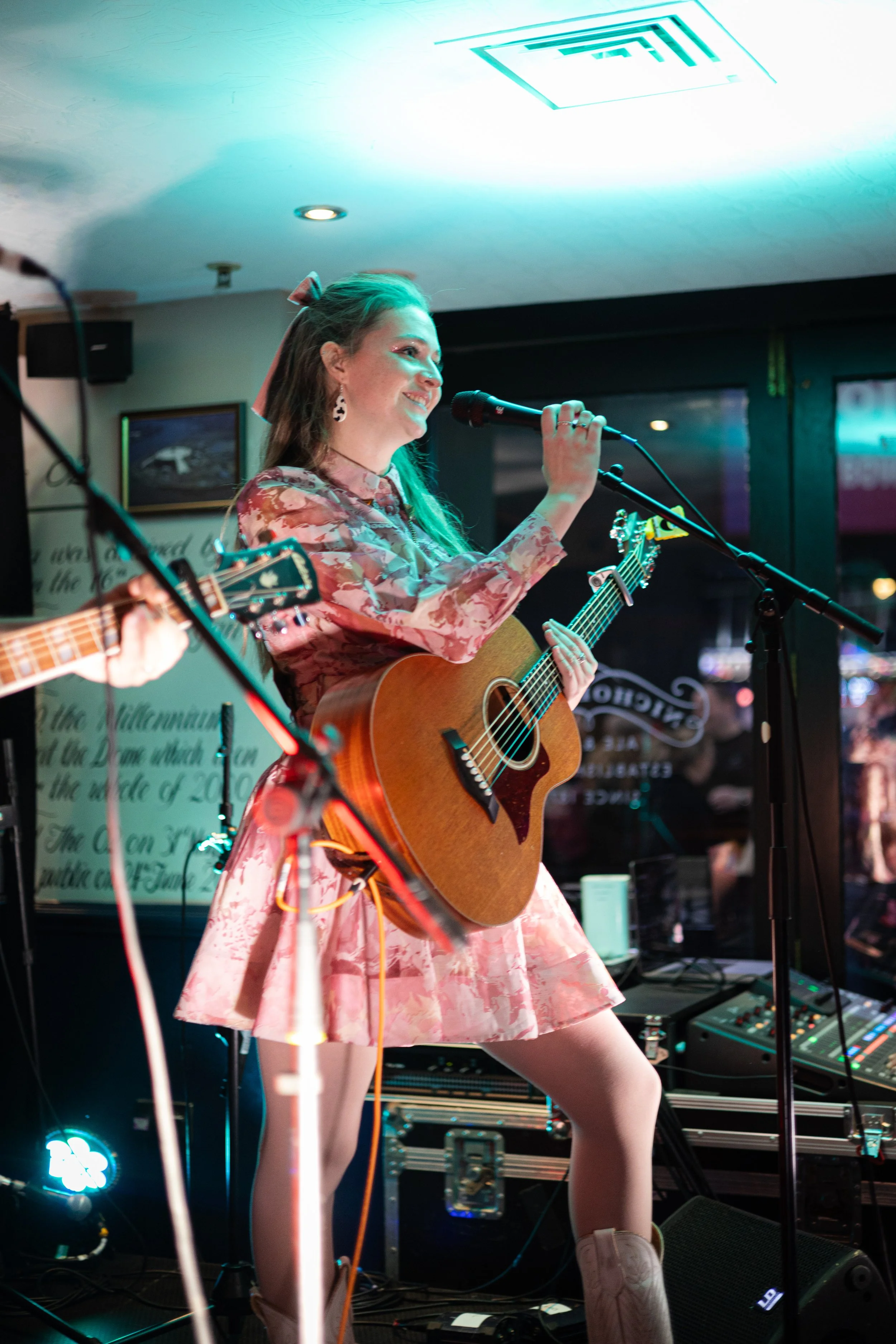 louise-parker-country-pop-live-gig-essex-singer-on-stage-acoustic.jpg