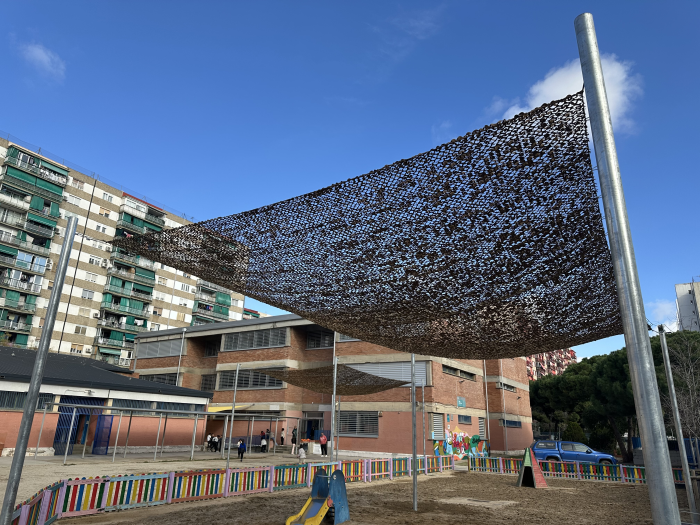L’Hospitalet inicia la instal·lació de tendals als patis escolars per crear espais d’ombra (Aj.L'Hospitalet)