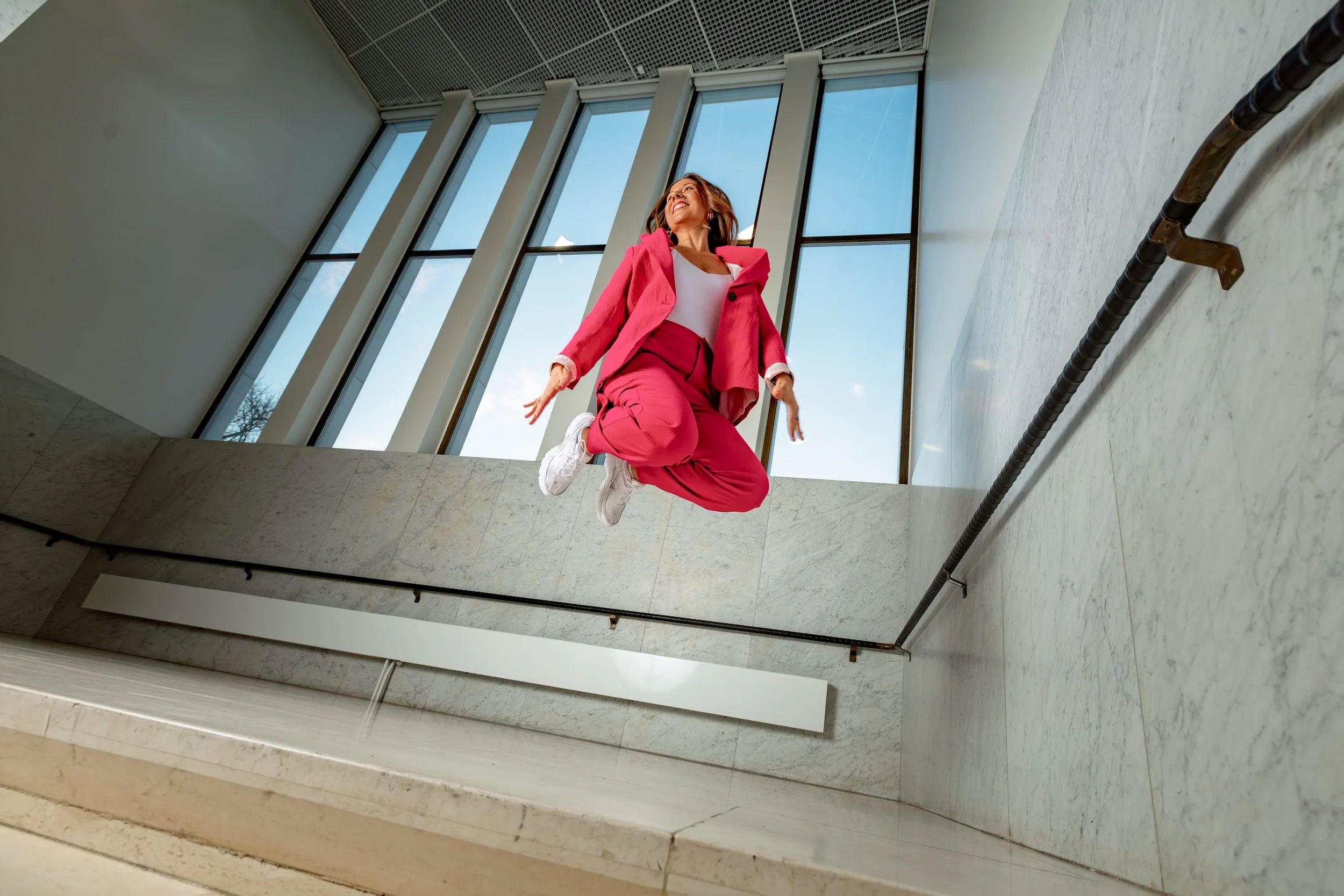 Vilma Tammilehto, ammattijuontaja, hyppää ilmaan