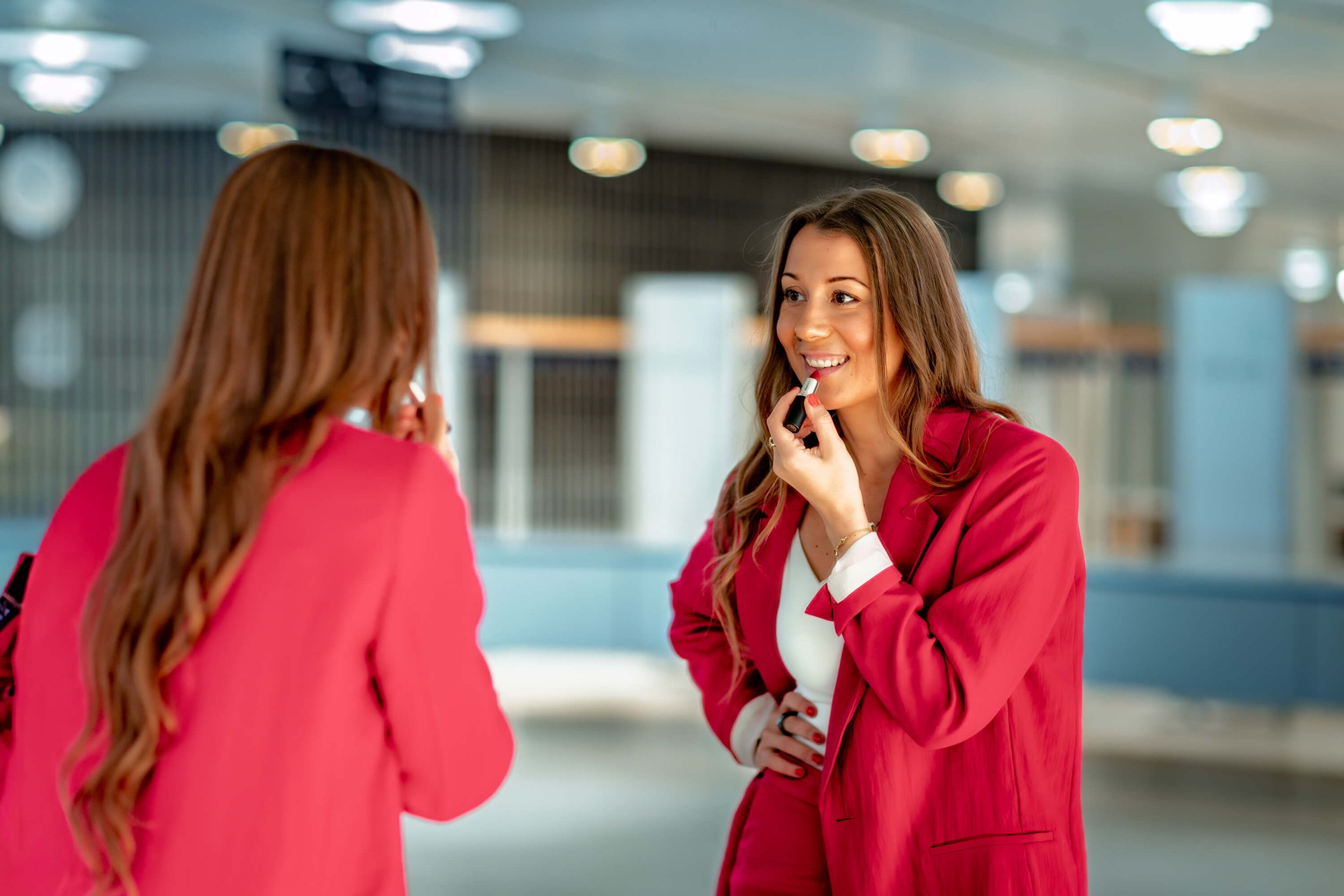Juontaja levittää huulipunaa ennen keikkaa