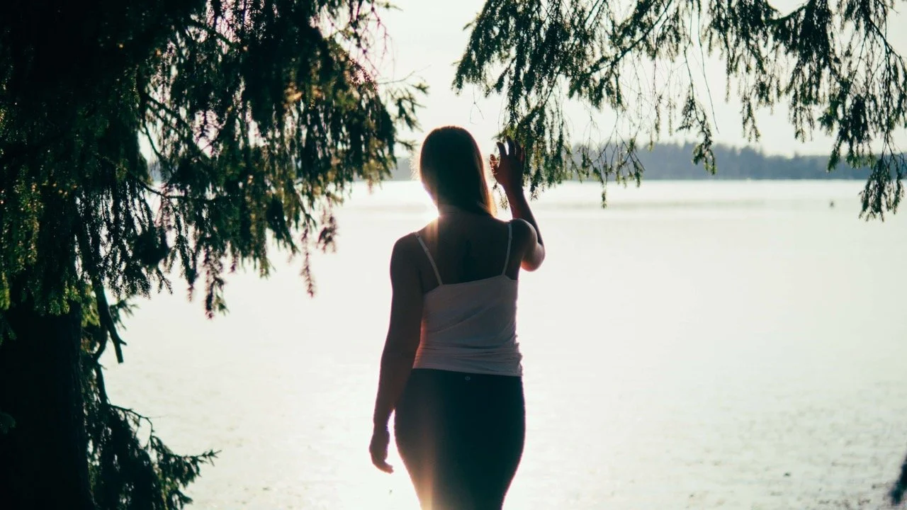 Hyvinvointiyrittäjä järven rannalla