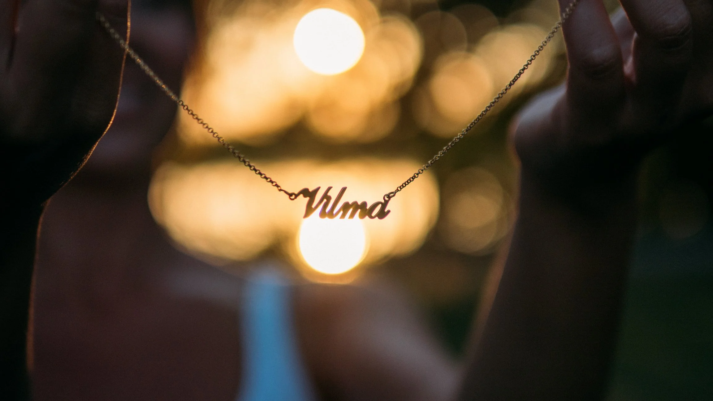 Vilma kaulakoru valoa vasten