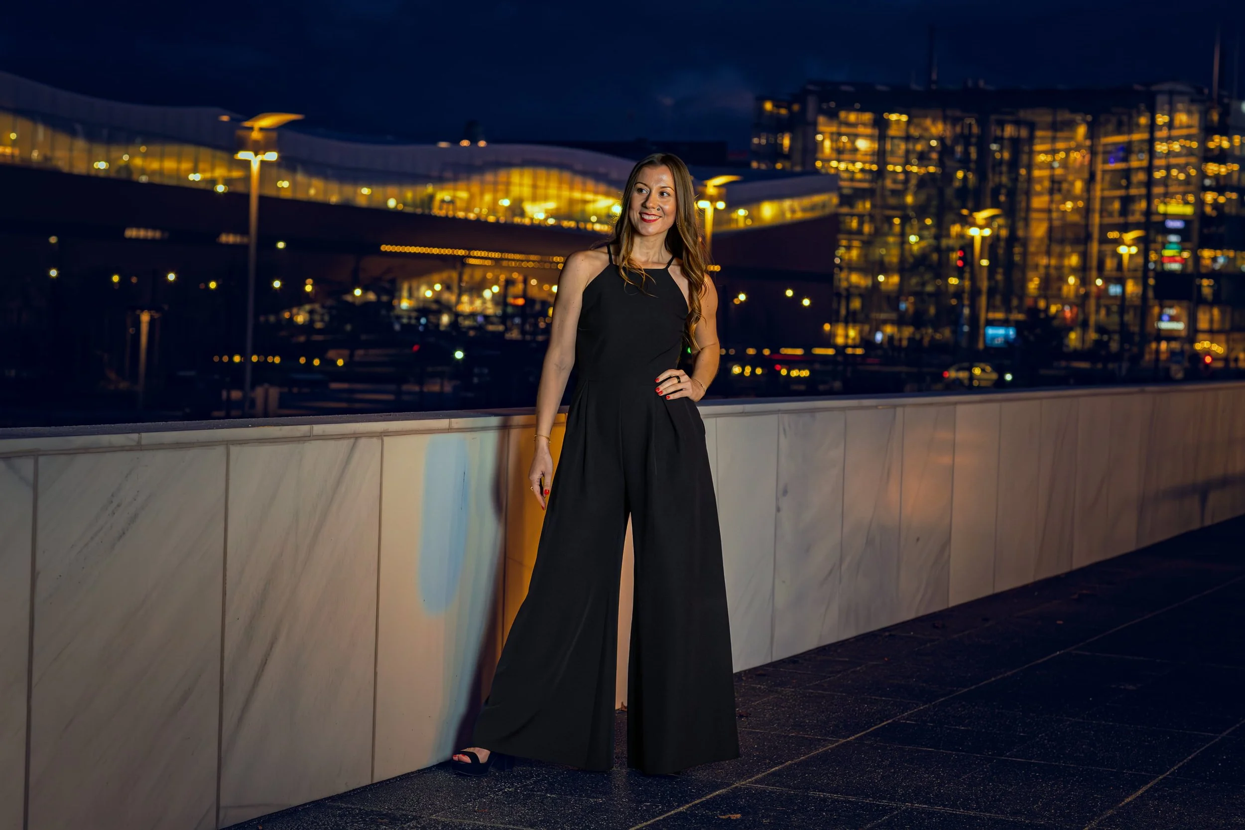 Juontaja seisoo ja hymyilee