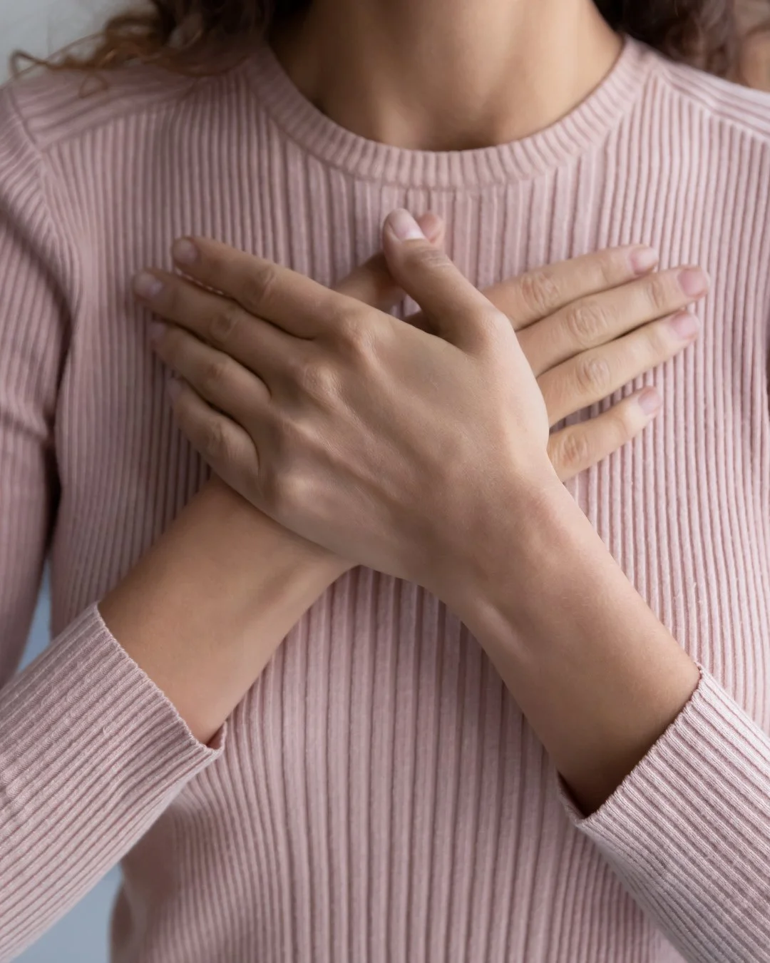 Practice Mindful Gratitude in 2026!⁠
⁠
When anxiety rises, pause and name three things you appreciate in that exact moment. Your breath, warmth on your skin, a song playing in the background. Gratitude brings you back into the present and creates a s