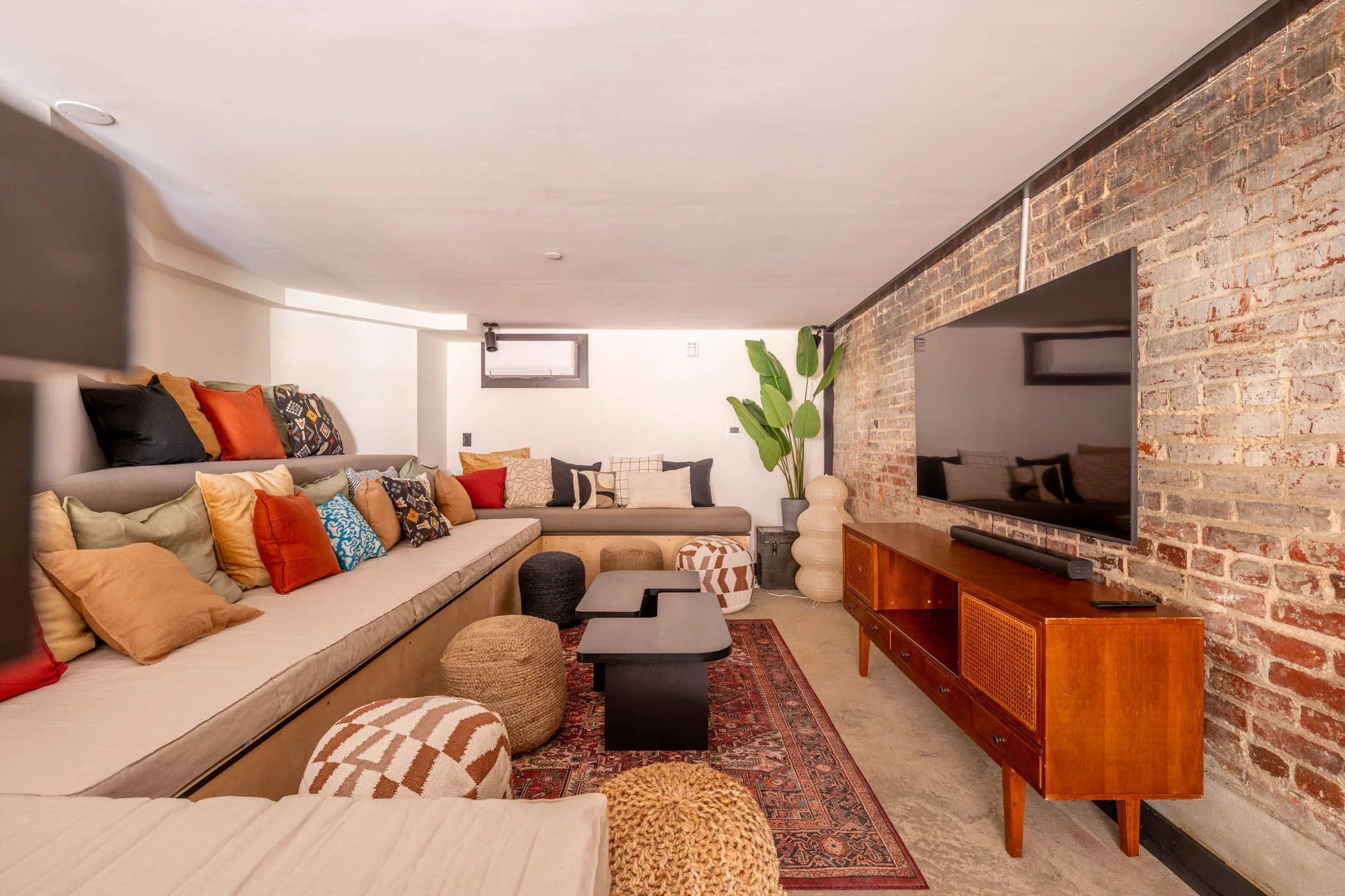 cohabs-house-columbia1480-01777-coliving-washington-shared-cinemaroom-cine-tv-bar-cover.jpg