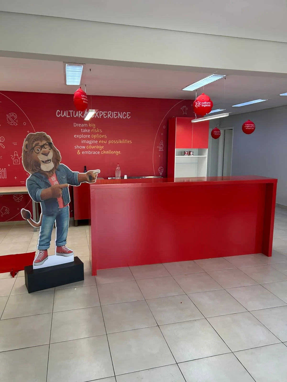 Parede decorada com arte abstrata colorida em um escritório.