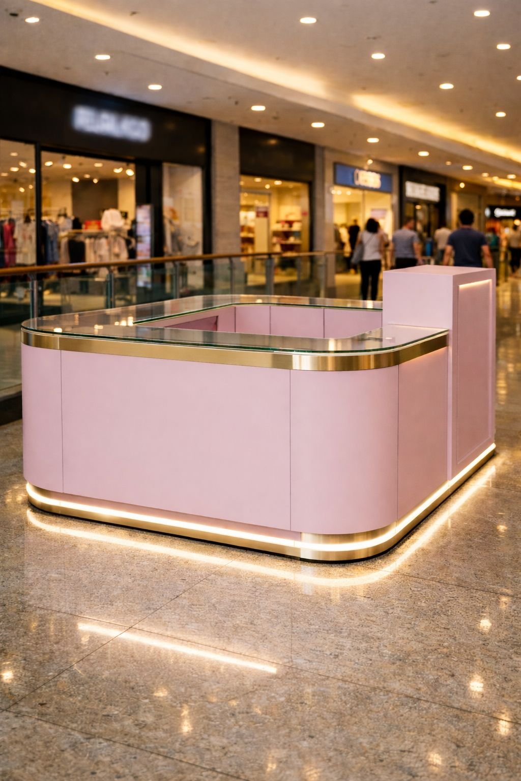 Plantas arquitetônicas e materiais de trabalho para engenharia ou construção, incluindo capacete amarelo, ferramentas, uma calculadora e rolos de papel de desenho técnico.