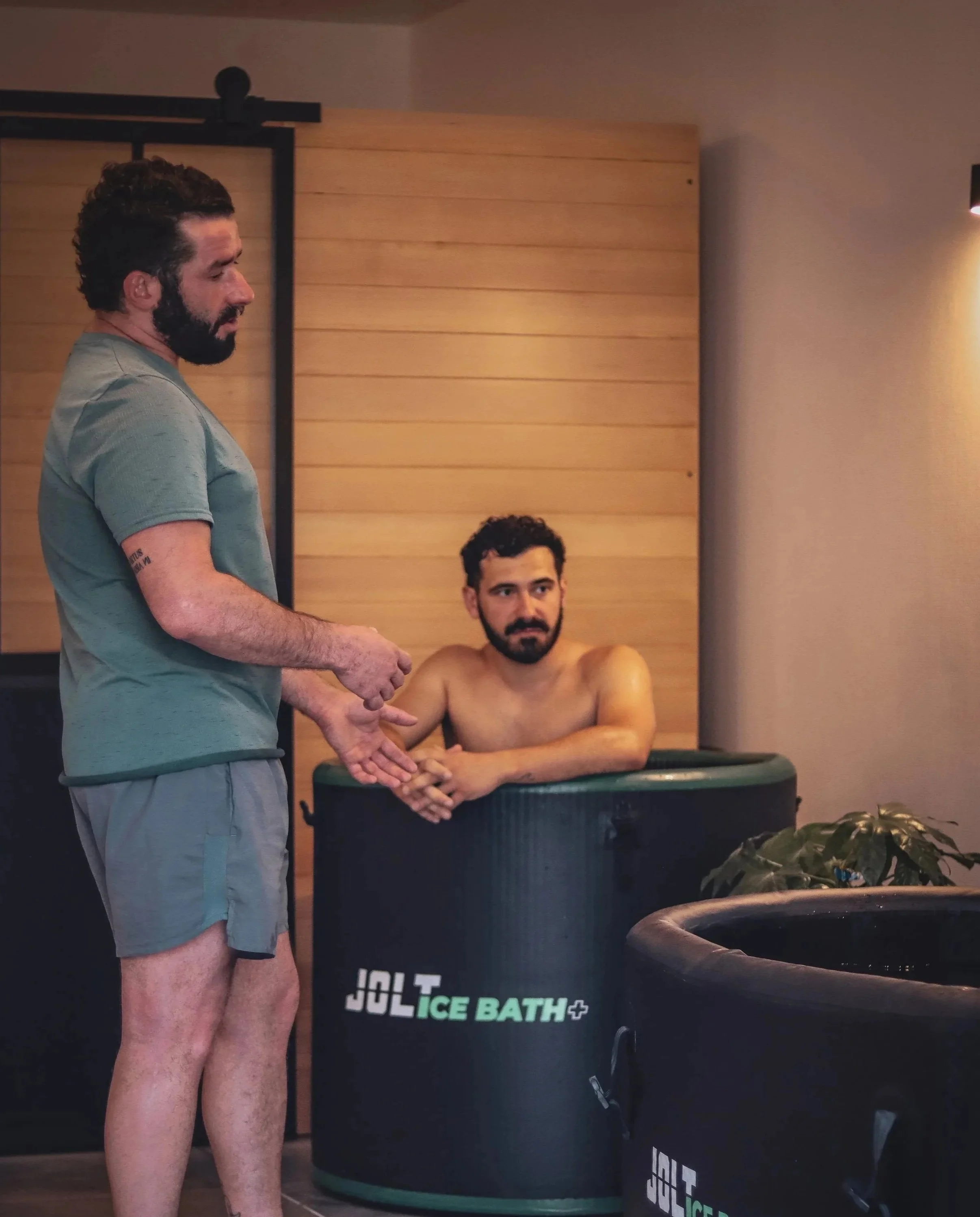 Deux bains froids d'eau glacée de marque JOLT, un bain solo et un bain duo, cryothérapie, bien-être, centre de récupération physique, fraicheur, protocole de récupération, prise en charge individuelle, circulation sanguine et lymphatique, spa