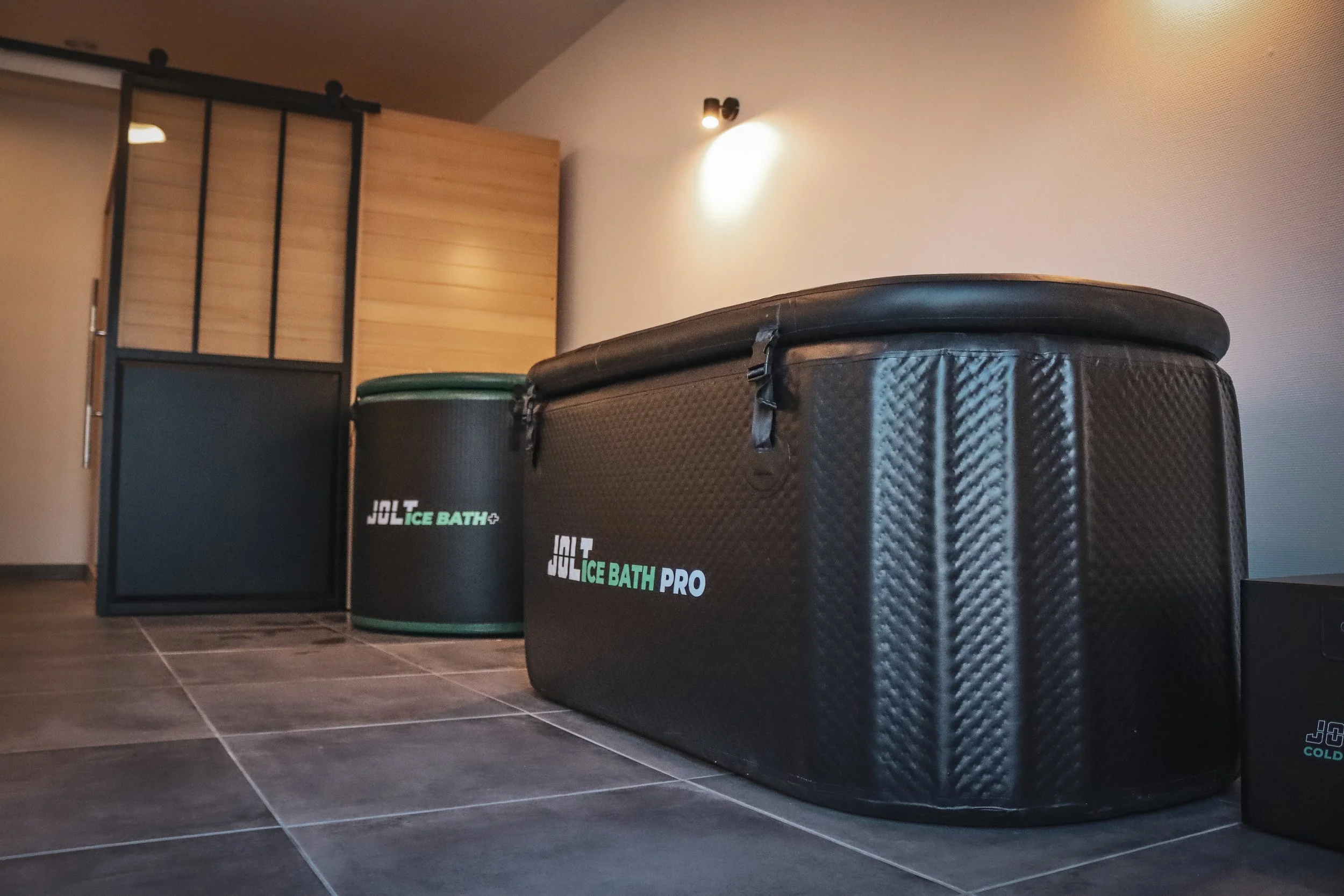 Deux bains froids d'eau glacée de marque JOLT, un bain solo et un bain duo, cryothérapie, bien-être, centre de récupération physique, fraicheur, protocole de récupération, prise en charge individuelle, spa, hygie récupération