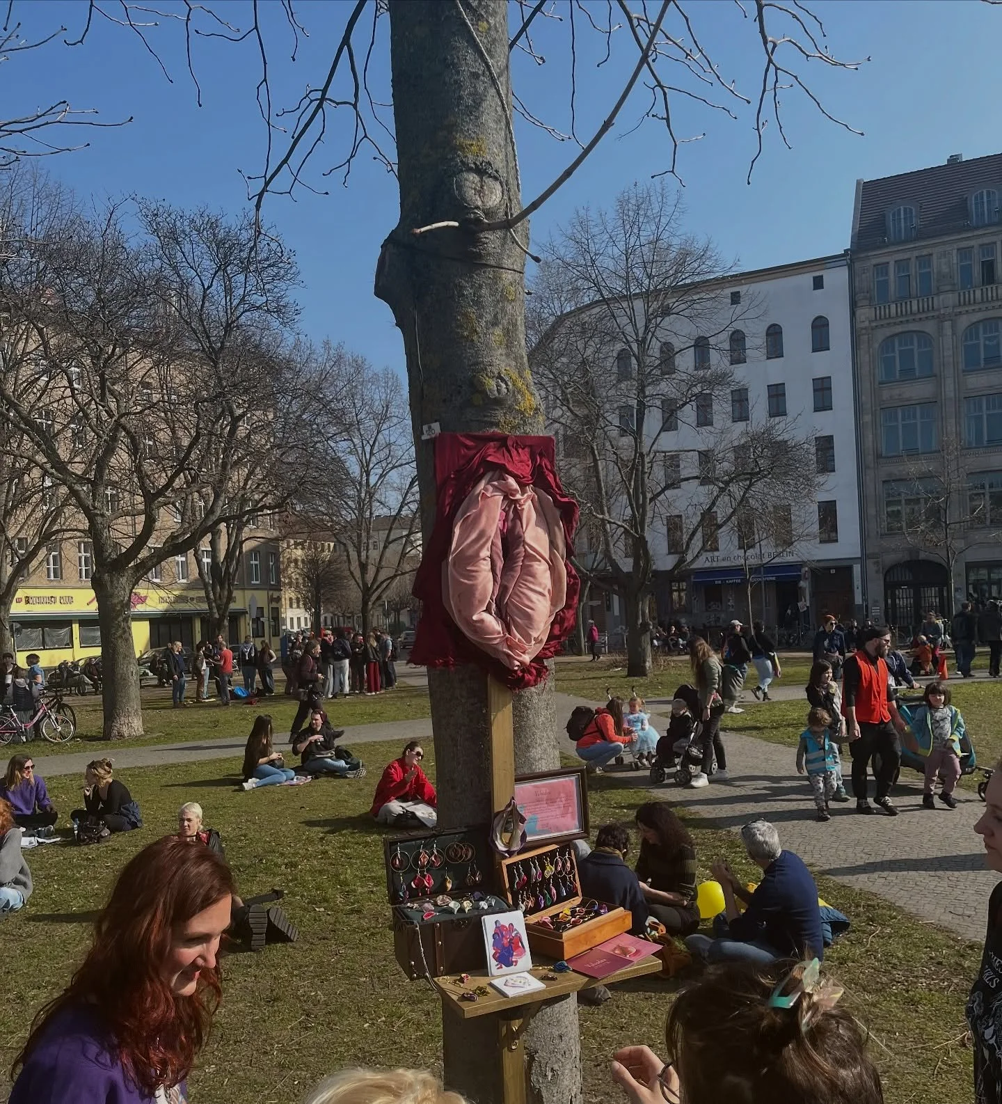 What&rsquo;s inside?
Made in the Kiez
Tiny masterpieces, born in Berlin. From postcards to stickers and mini tattoos &mdash; every piece is made by local artists who turn everyday chaos into beauty