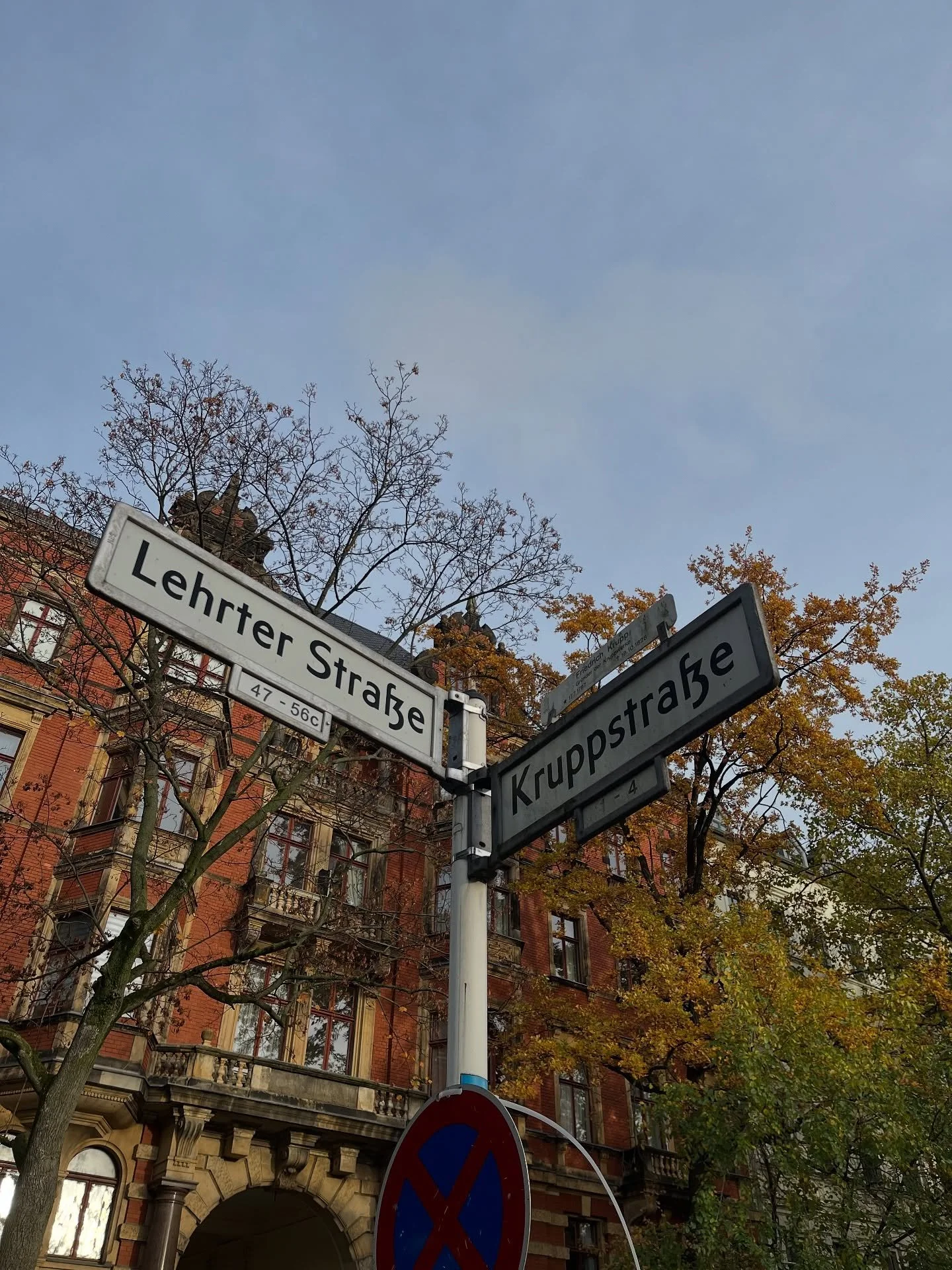 What&rsquo;s inside?
Pocket Expeditions
Inside you&rsquo;ll find mini challenges, hidden places, and playful missions that help you rediscover the city or yourself