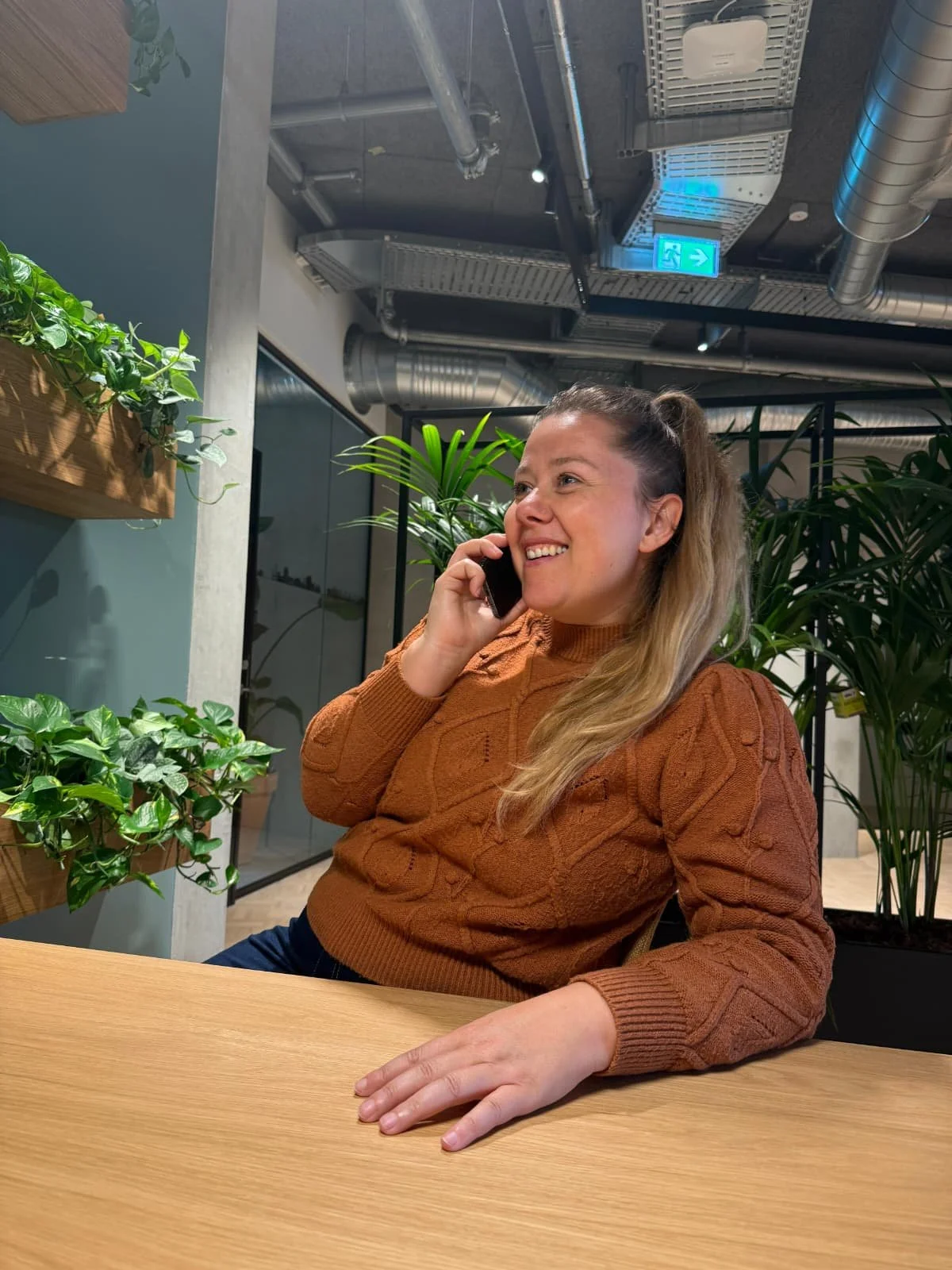 Externe Projektmanagerin für Konsumgüter im Strategiegespräch am Smartphone