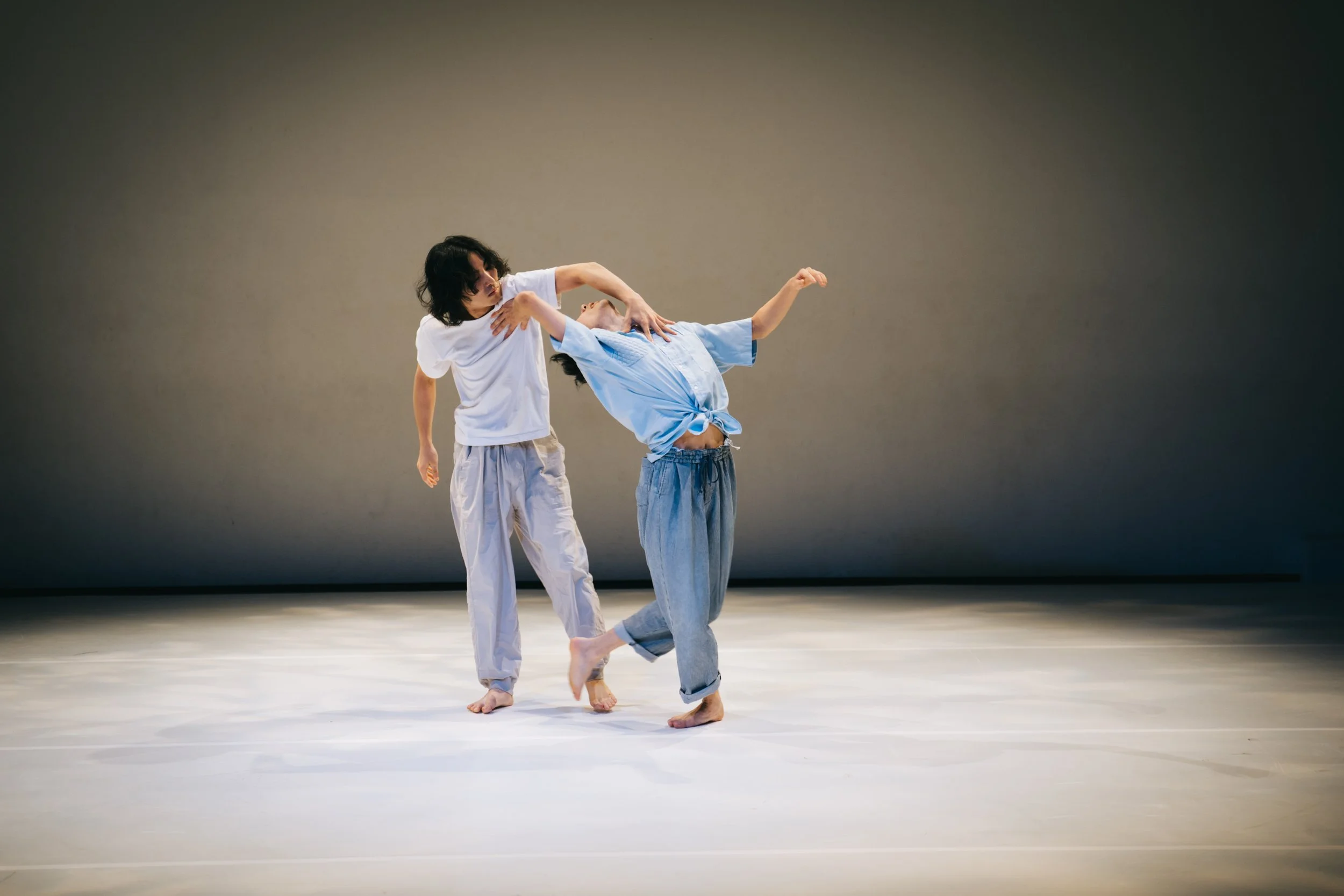 Asahi Amano and Daiki Sogawa performing in Total Beings | Burning Hearts by J’Sun Howard at Dance Box Kobe, exploring intimacy, touch, and relational movement