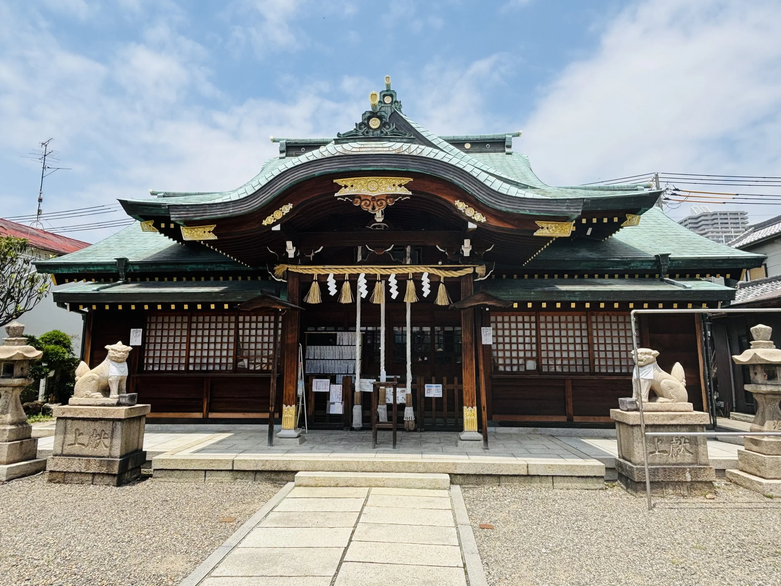 Main hall of Komagabayashi Shrine in Shin-Nagata, Kobe, Japan, featuring traditional wooden architecture and a quiet, grounded presence