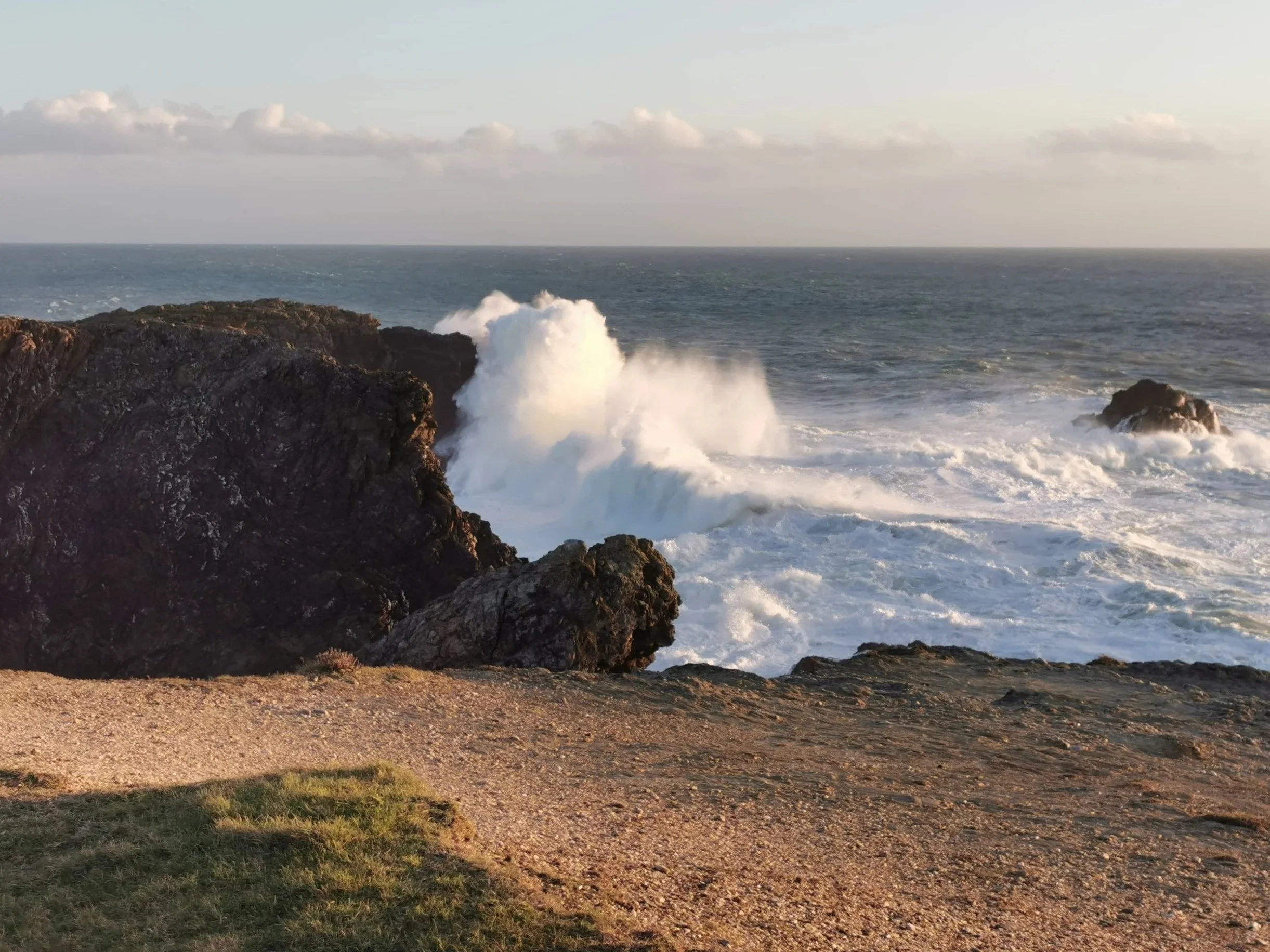 Vue de la côte sauvage de Belle-Île-en-Mer, avec un large horizon maritime. Ce paysage emblématique, au cœur des préoccupations de l’Union belliloise, serait directement concerné par le projet d’éoliennes en mer Pennavel, prévu au large des côtes.