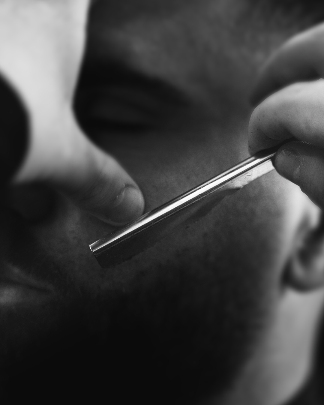 Trattamento professionale barba da barbiere Mangiapia Pozzuoli con strumenti di precisione