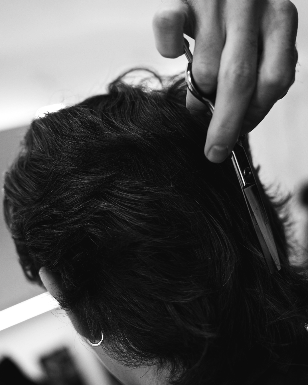 Cliente soddisfatto dopo taglio capelli uomo dal barbiere Mangiapia a Pozzuoli NA