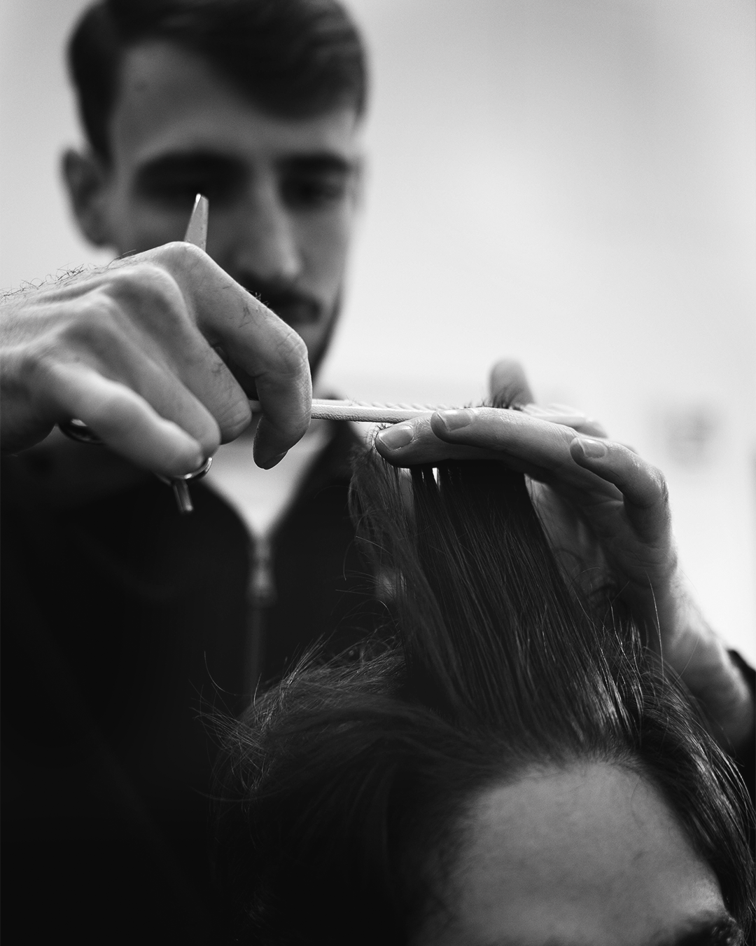 Barbiere Pozzuoli Marco Mangiapia lavora con precisione sul taglio capelli uomo