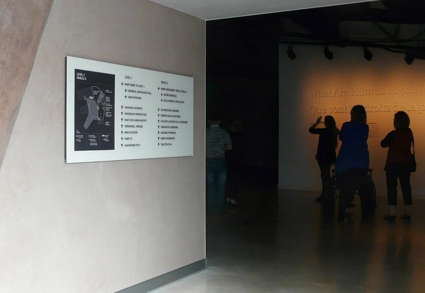 Design plans and measurements for a hospital sign, including sections for emergency, hospital entrance, physician office entrance, and a blue background with hospital name and logo.