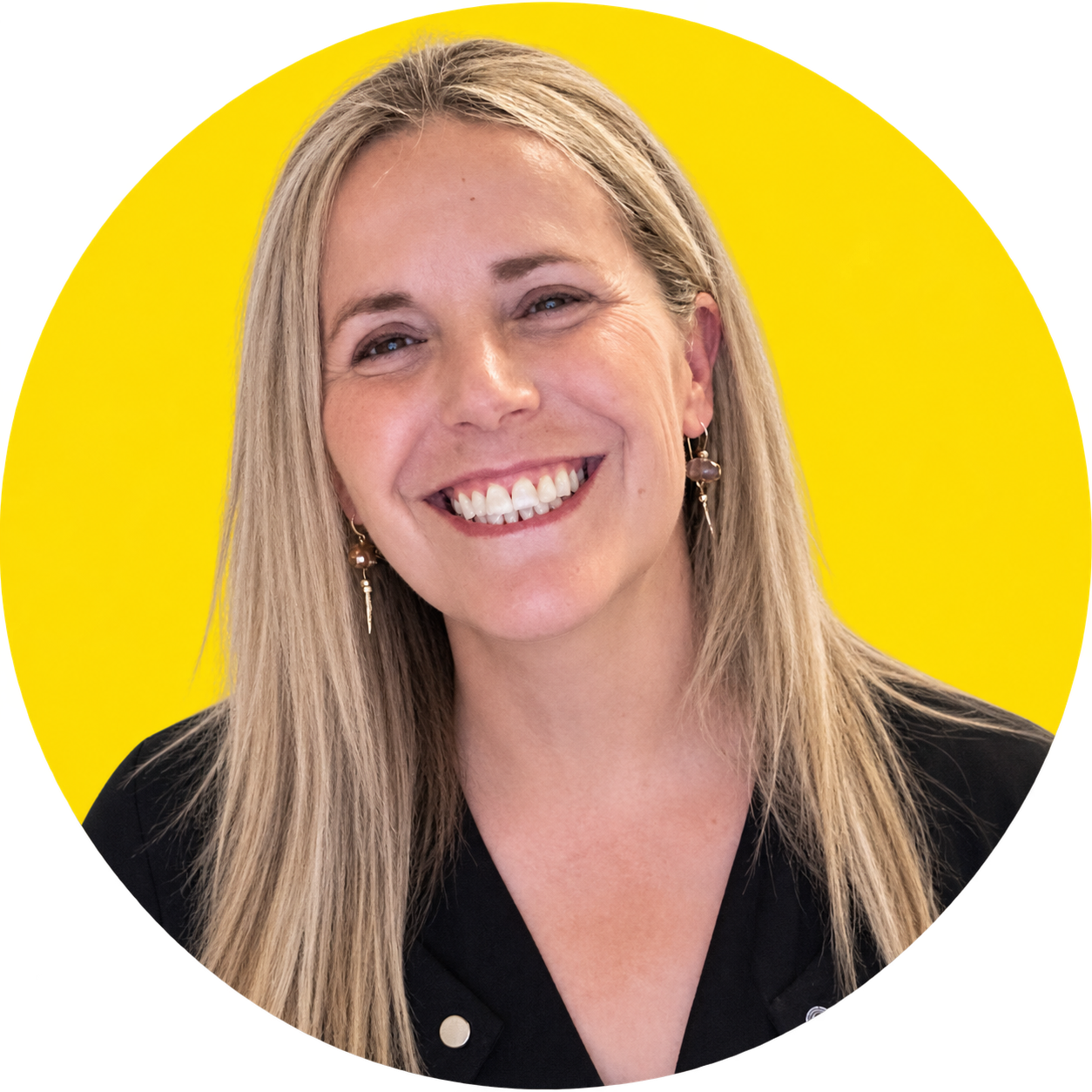 Headshot of Danit Eisdorfer - Fractional CMO at átomos on a yellow background