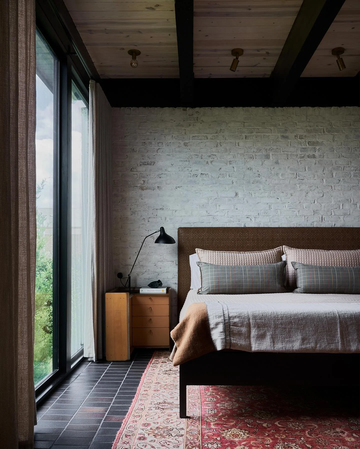 Revisiting some pics of an Oak Cliff house we designed from the ground-up for friends. Beautiful and award-winning landscape design by @paperkitesstudio 
📸 @stephen_karlisch_photo photo 1
📸 @robertwtsai photos 2&amp;3