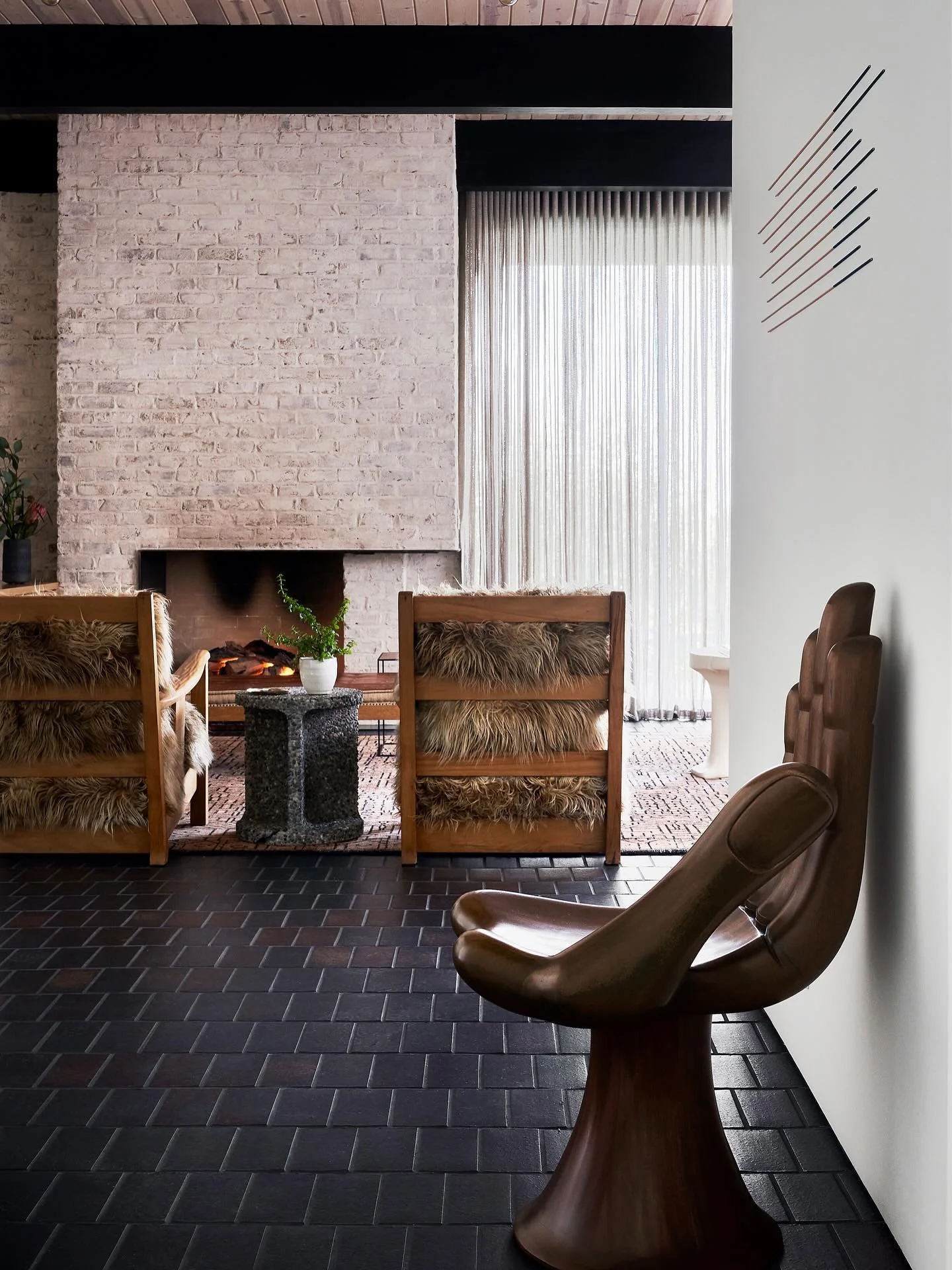 Revisiting some pics of an Oak Cliff house we designed from the ground-up for friends. Beautiful and award-winning landscape design by @paperkitesstudio 
📸 @stephen_karlisch_photo Photo1
📸 @robertwtsai Photo2