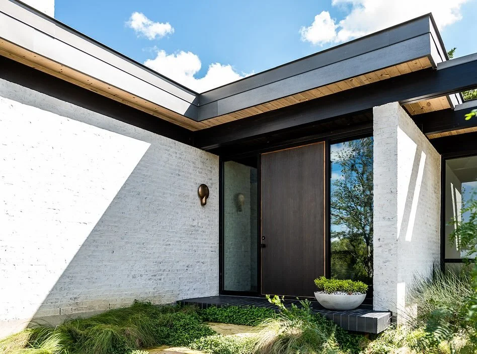 Revisiting some pics of an Oak Cliff house we designed from the ground-up for friends. Beautiful and award-winning landscape design by @paperkitesstudio 
📸 @robertwtsai