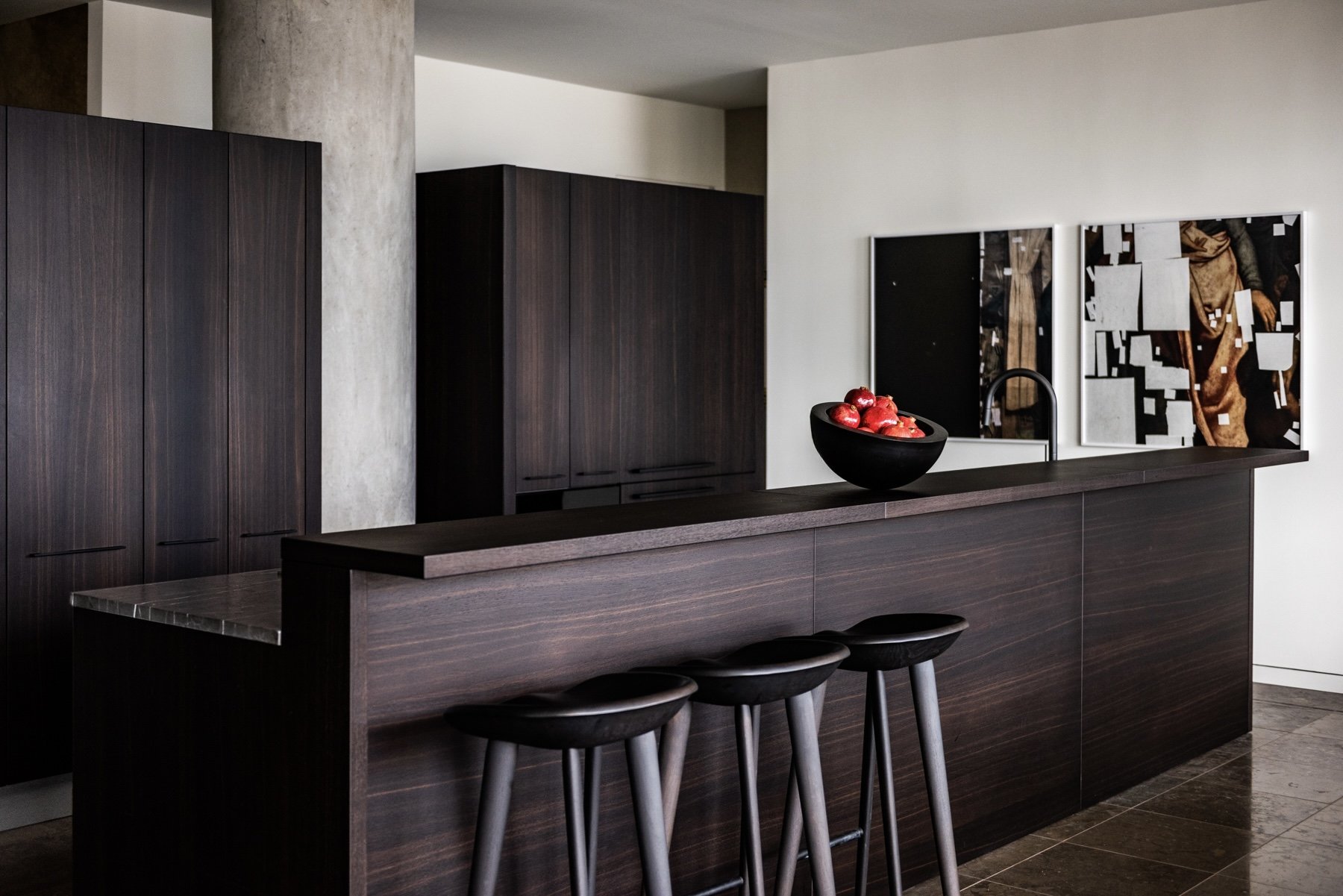 Luxury modern kitchen island with three sculptural black bar stools and walnut cabinetry john pawson, when objects work, bassam fellows, poliform Friederike von Rauch
