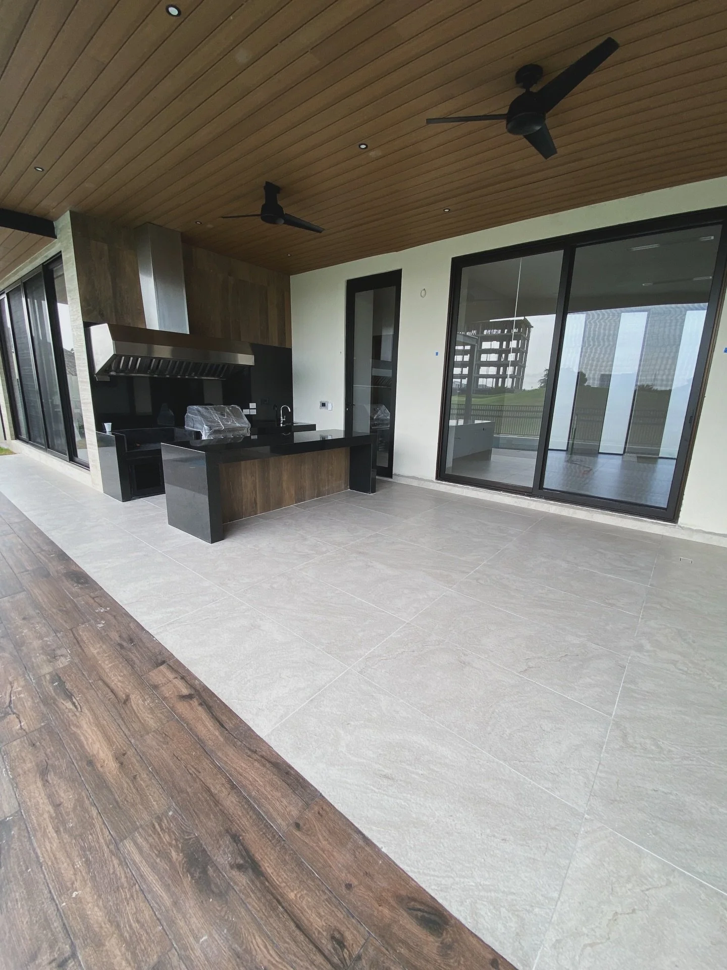 Clean &amp; timeless outdoor living ✨ .
This 2025 project was built for everyday use and entertaining guests. If you&rsquo;re thinking about upgrading your home, Message SAND | Builders to start your project.