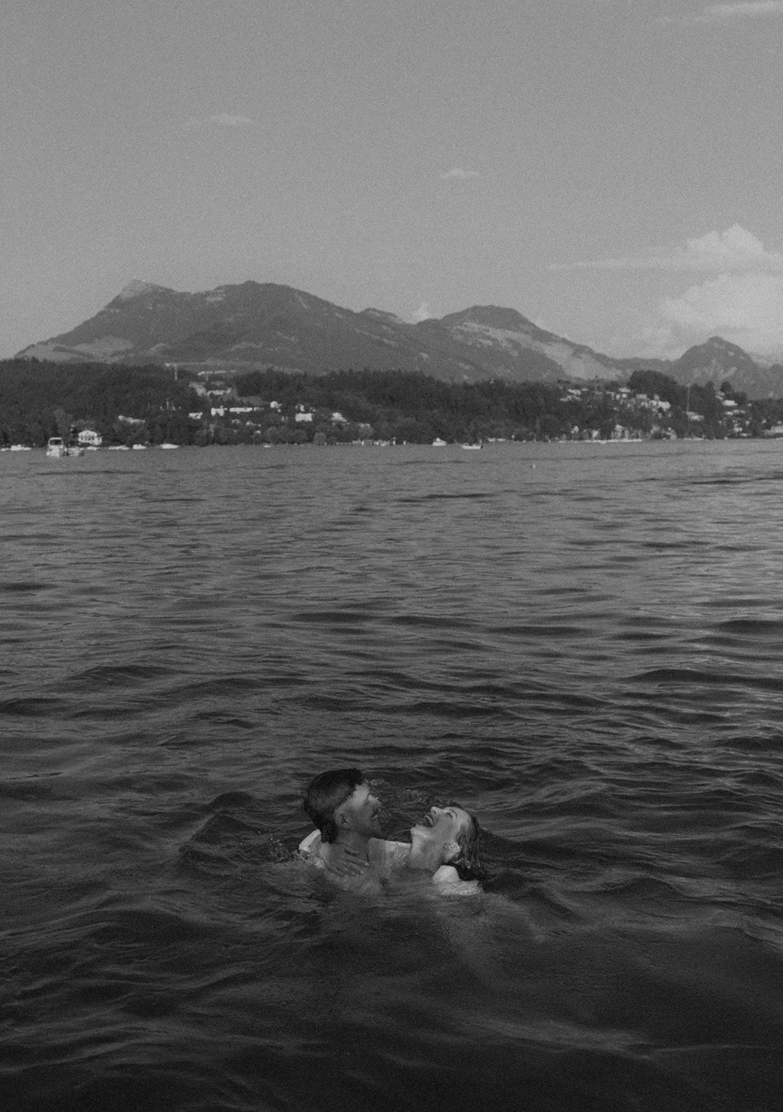 paar badet während fotoshooting im Vierwaldstättersee