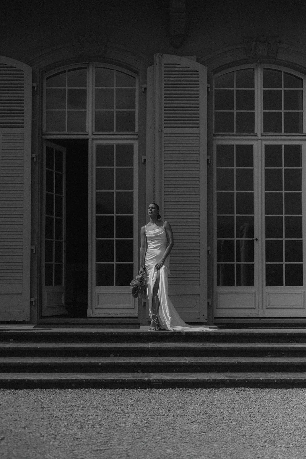 braut steht vor st charles hall in meggen während ihrer hochzeit beim erstellen der hochzeitsfotos