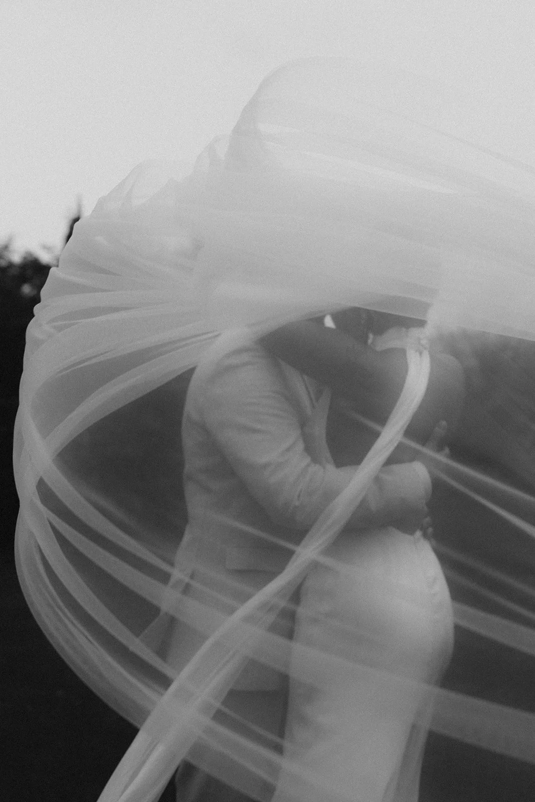 Braut und Brautvater umarmen sich